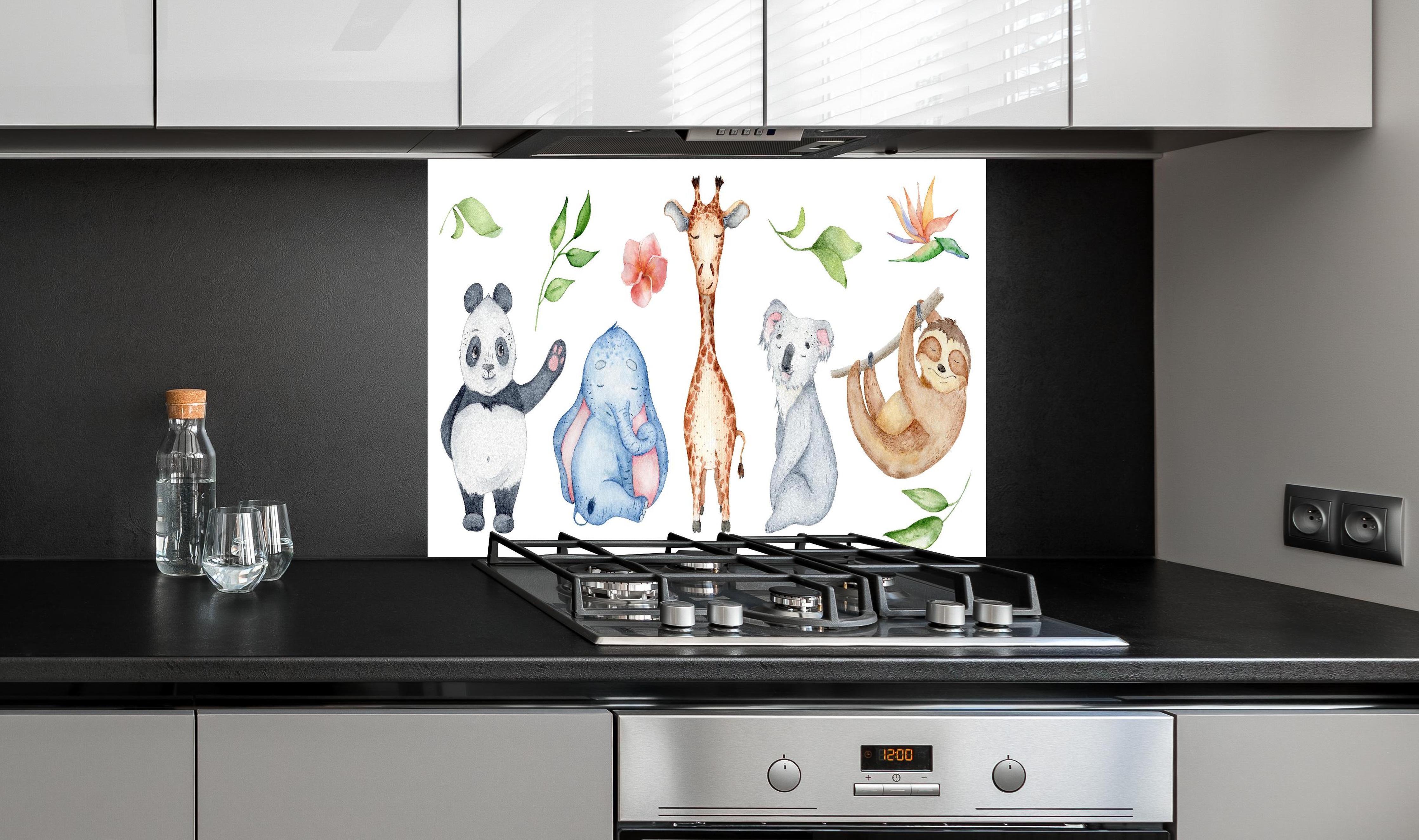 Spritzschutz - Aquarelltiere - Charakter Sammlung hinter einem Cerankochfeld zwischen Holz-Kochutensilien