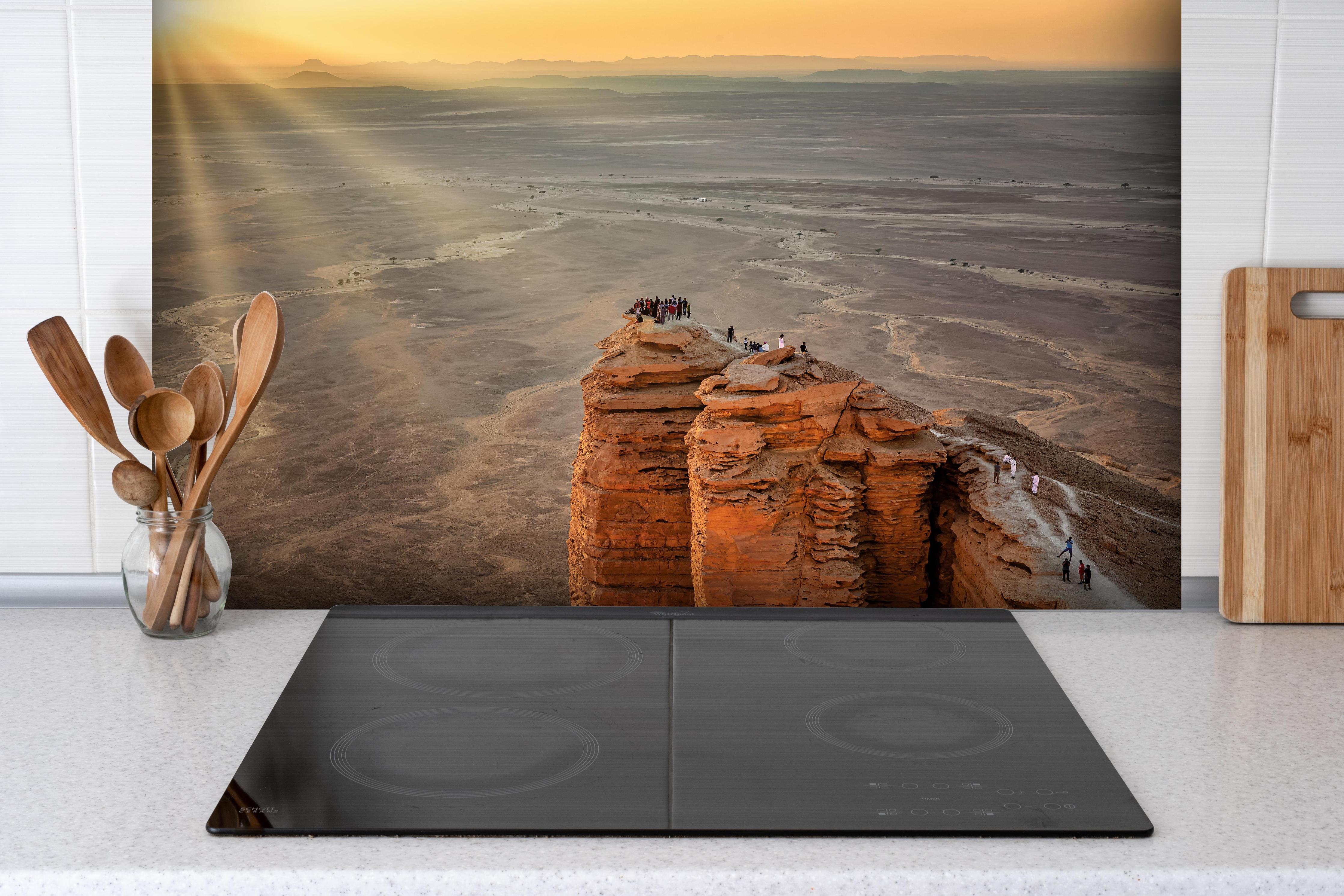 Spritzschutz - Arabien Edge of the World hinter einem Cerankochfeld zwischen Holz-Kochutensilien