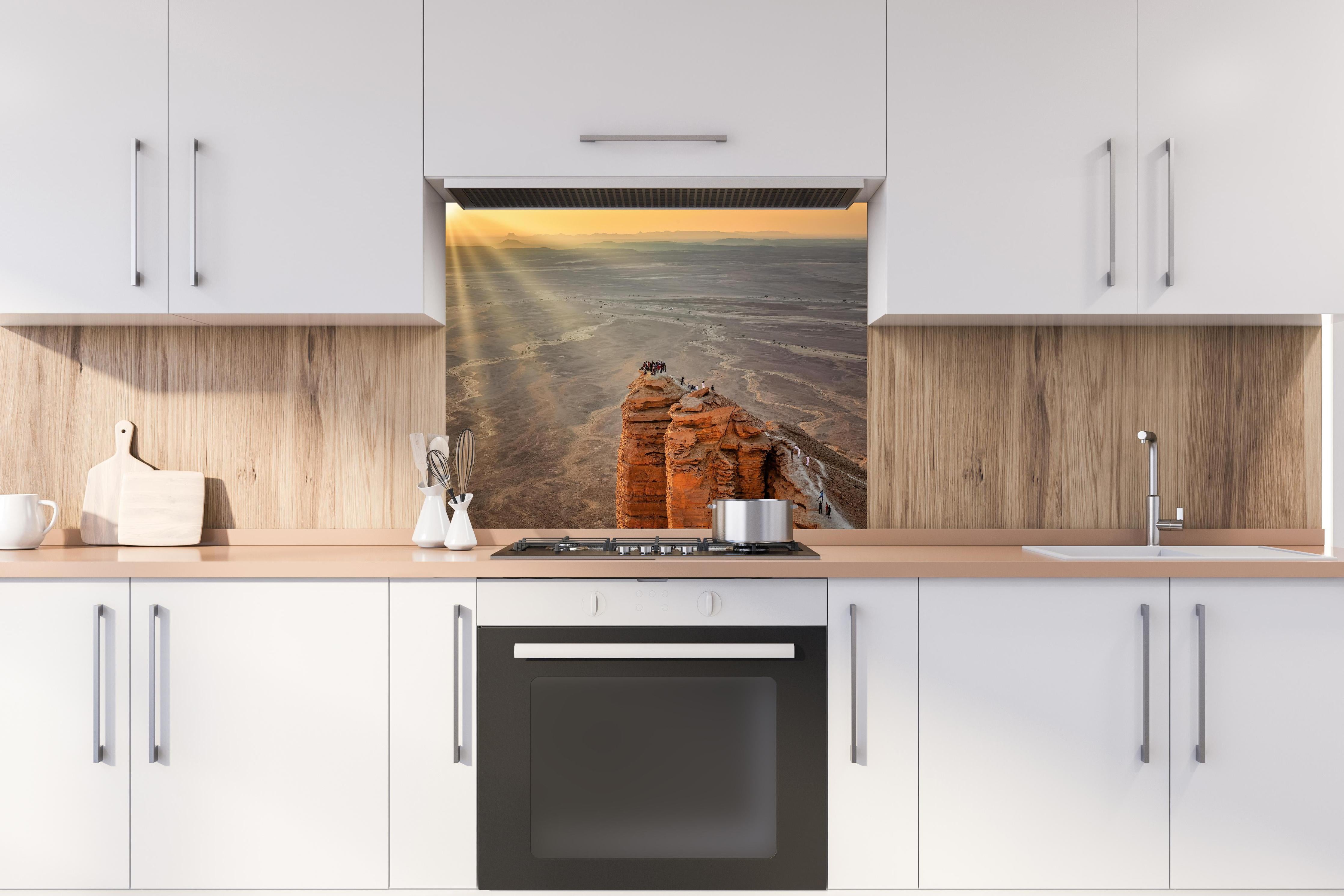 Spritzschutz - Arabien Edge of the World hinter einem Cerankochfeld zwischen Holz-Kochutensilien