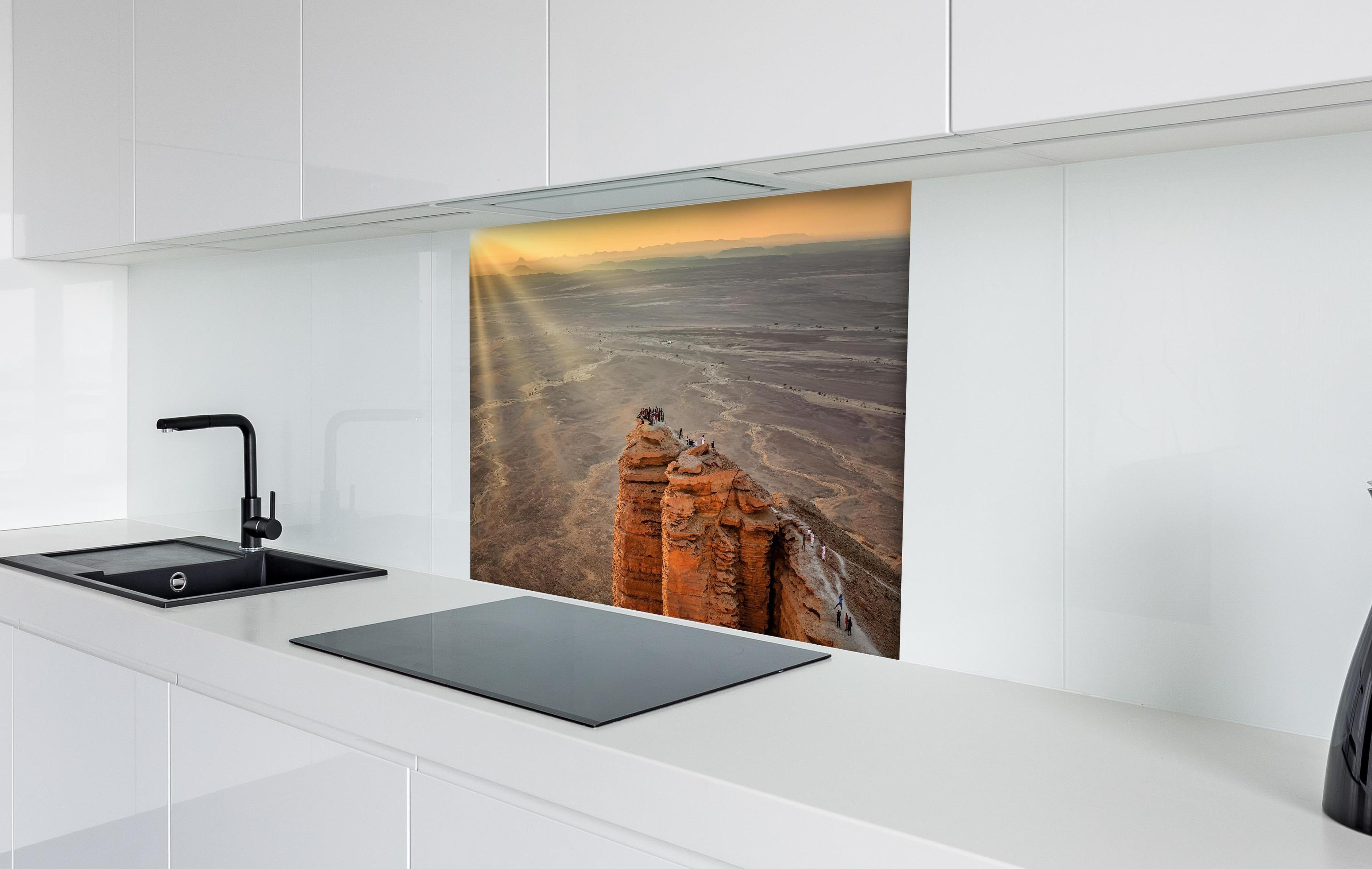 Spritzschutz - Arabien Edge of the World hinter einem Cerankochfeld zwischen Holz-Kochutensilien