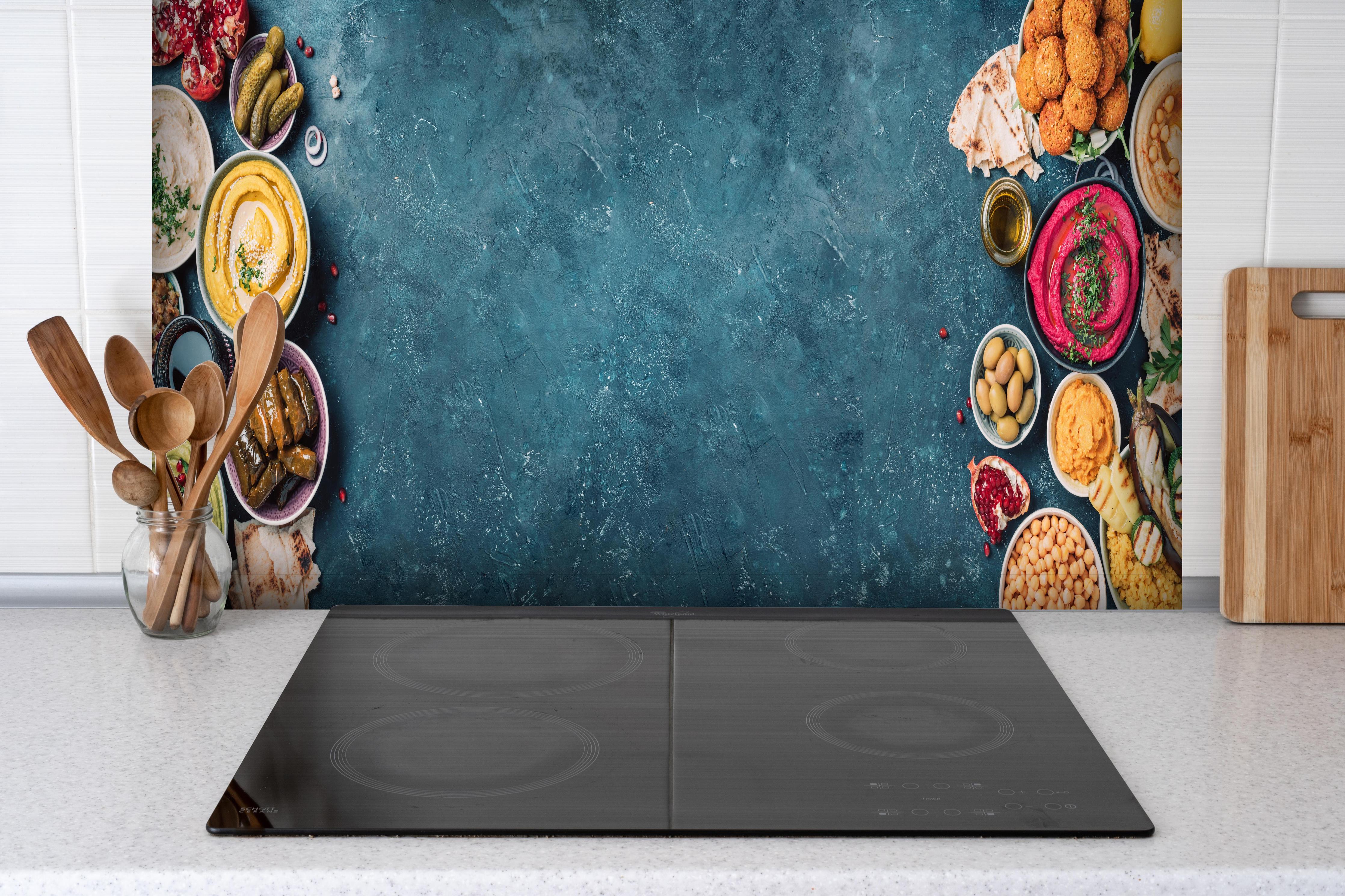 Spritzschutz - Arabische traditionelle Küche hinter einem Cerankochfeld zwischen Holz-Kochutensilien