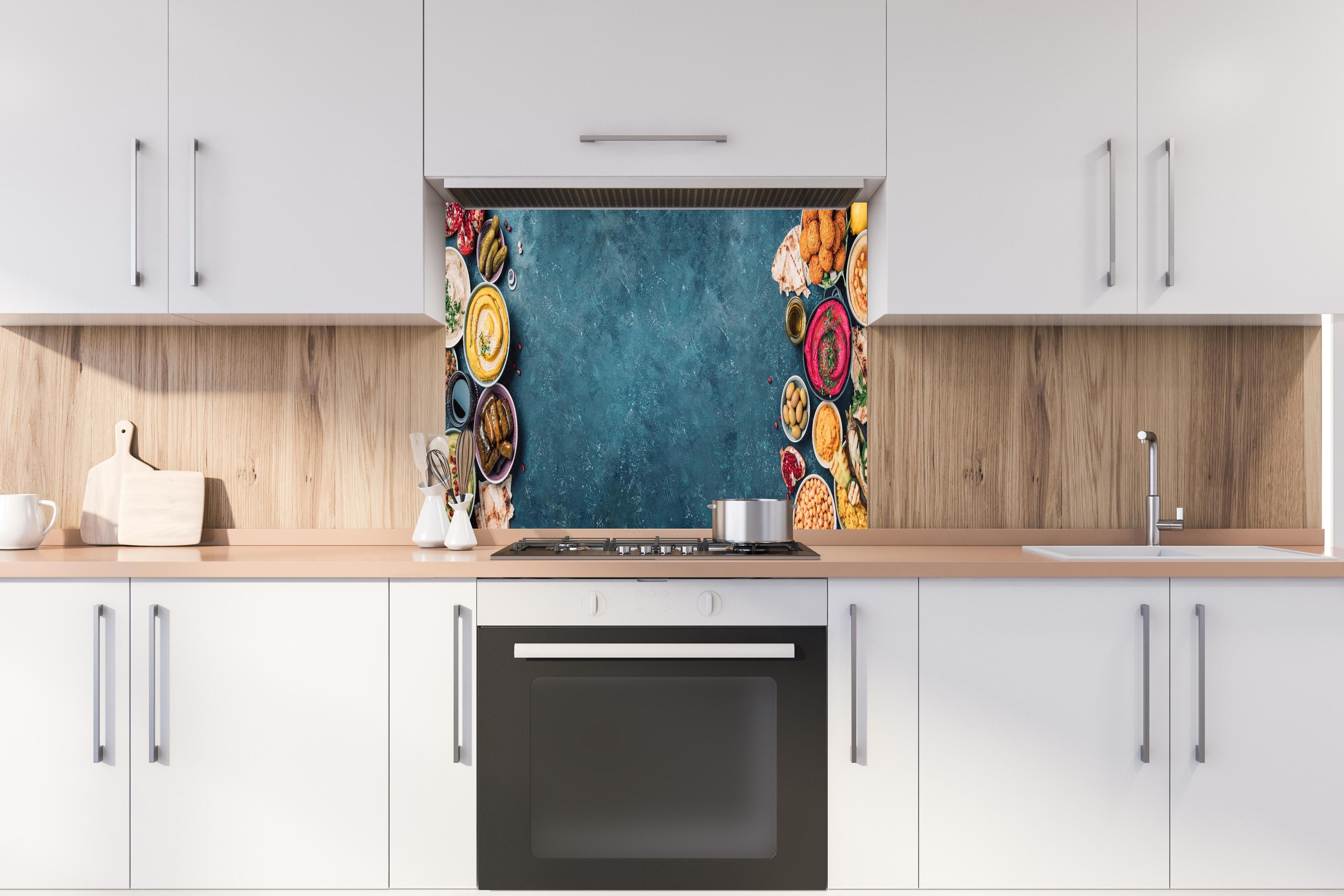 Spritzschutz - Arabische traditionelle Küche hinter einem Cerankochfeld zwischen Holz-Kochutensilien