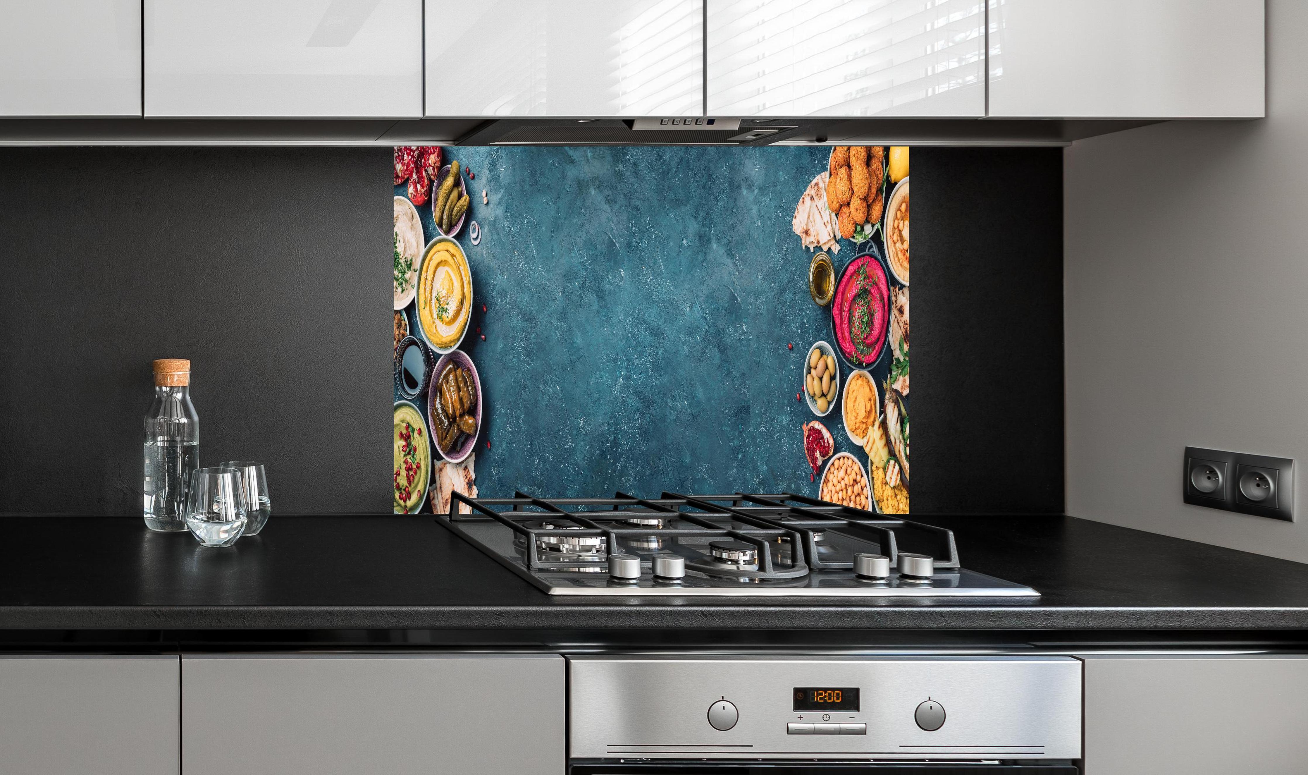 Spritzschutz - Arabische traditionelle Küche hinter einem Cerankochfeld zwischen Holz-Kochutensilien