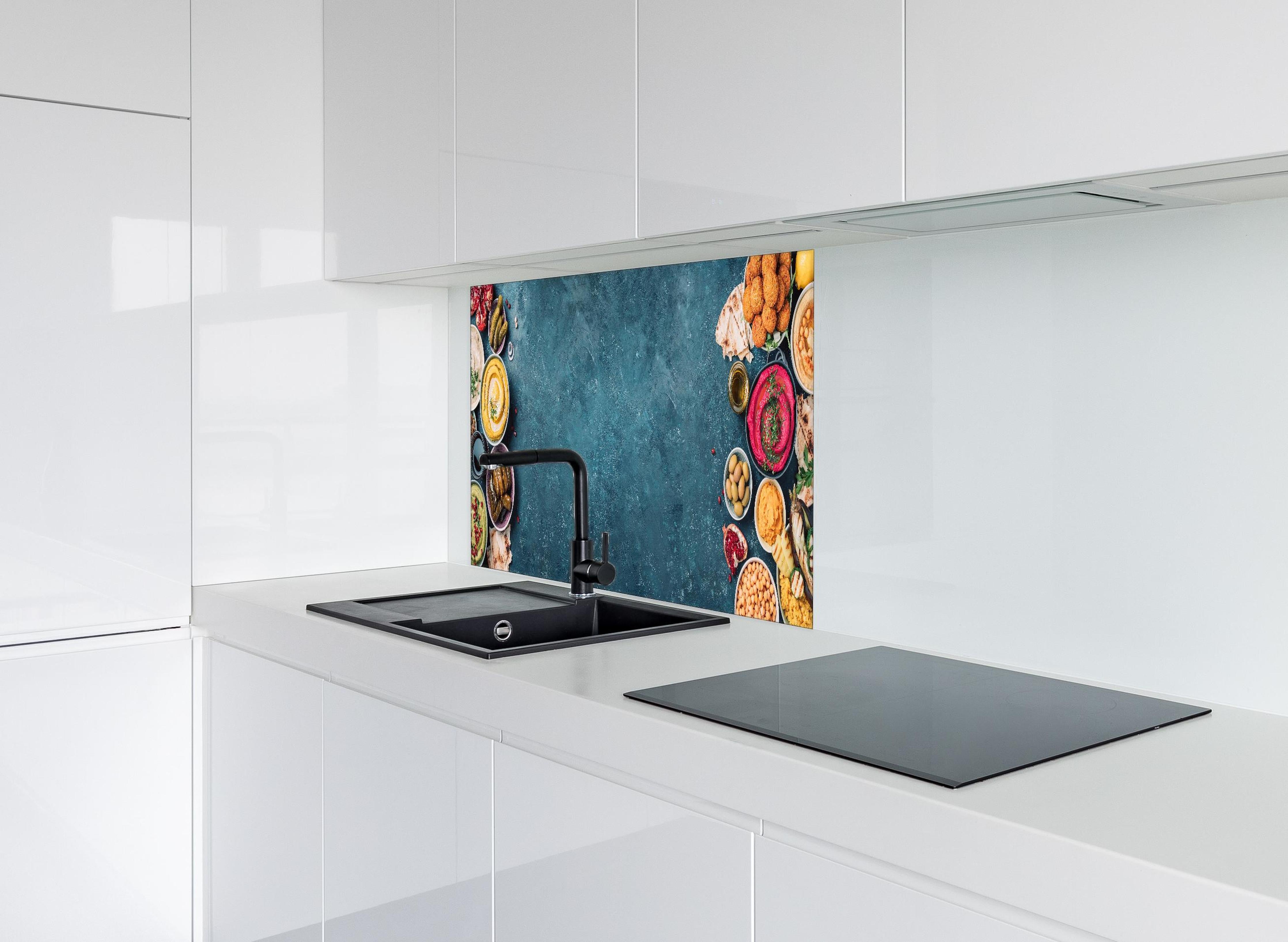 Spritzschutz - Arabische traditionelle Küche hinter einem Cerankochfeld zwischen Holz-Kochutensilien