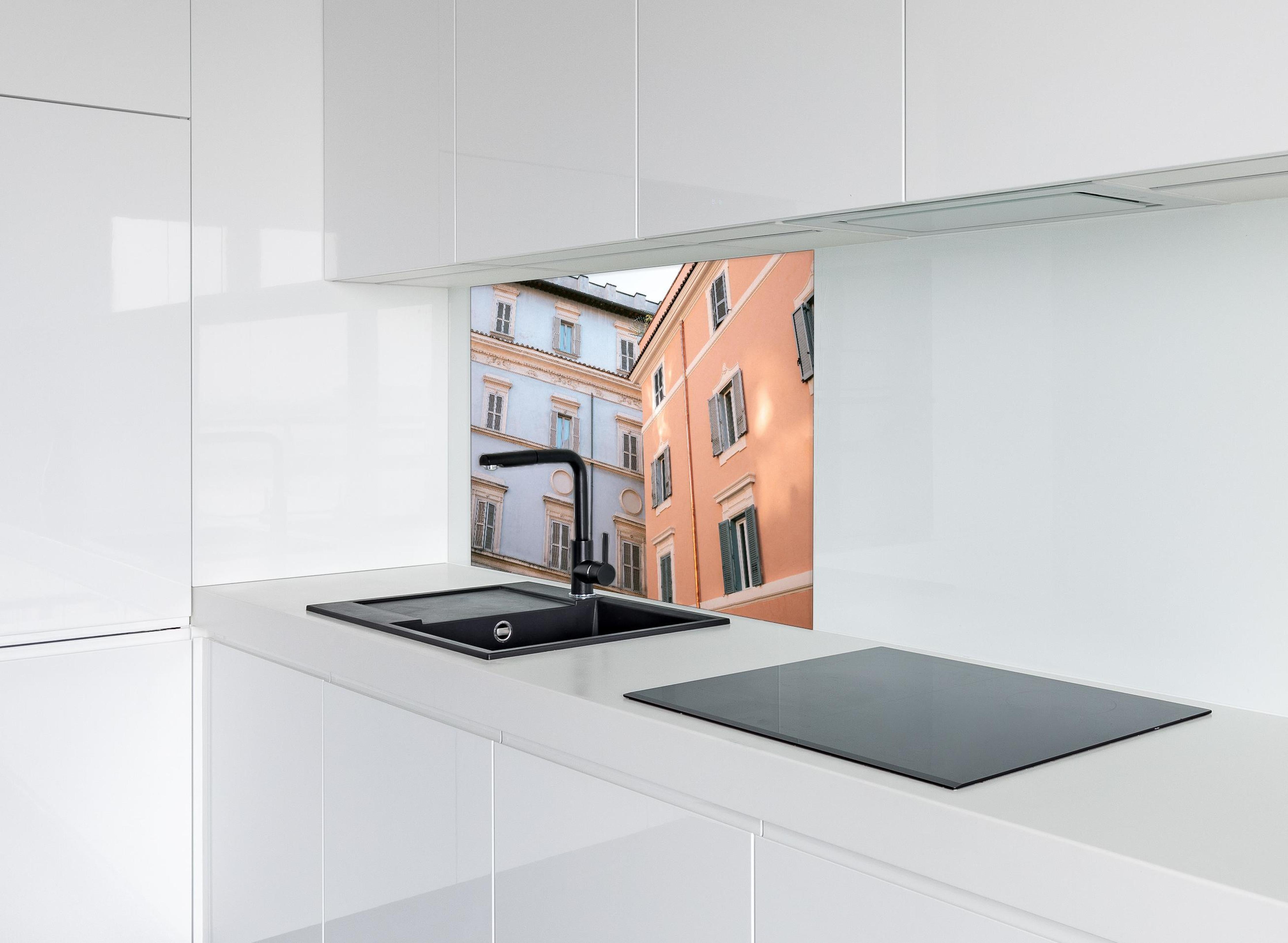 Spritzschutz - Architektur Trastevere Flieder Pink Fassaden hinter einem Cerankochfeld zwischen Holz-Kochutensilien