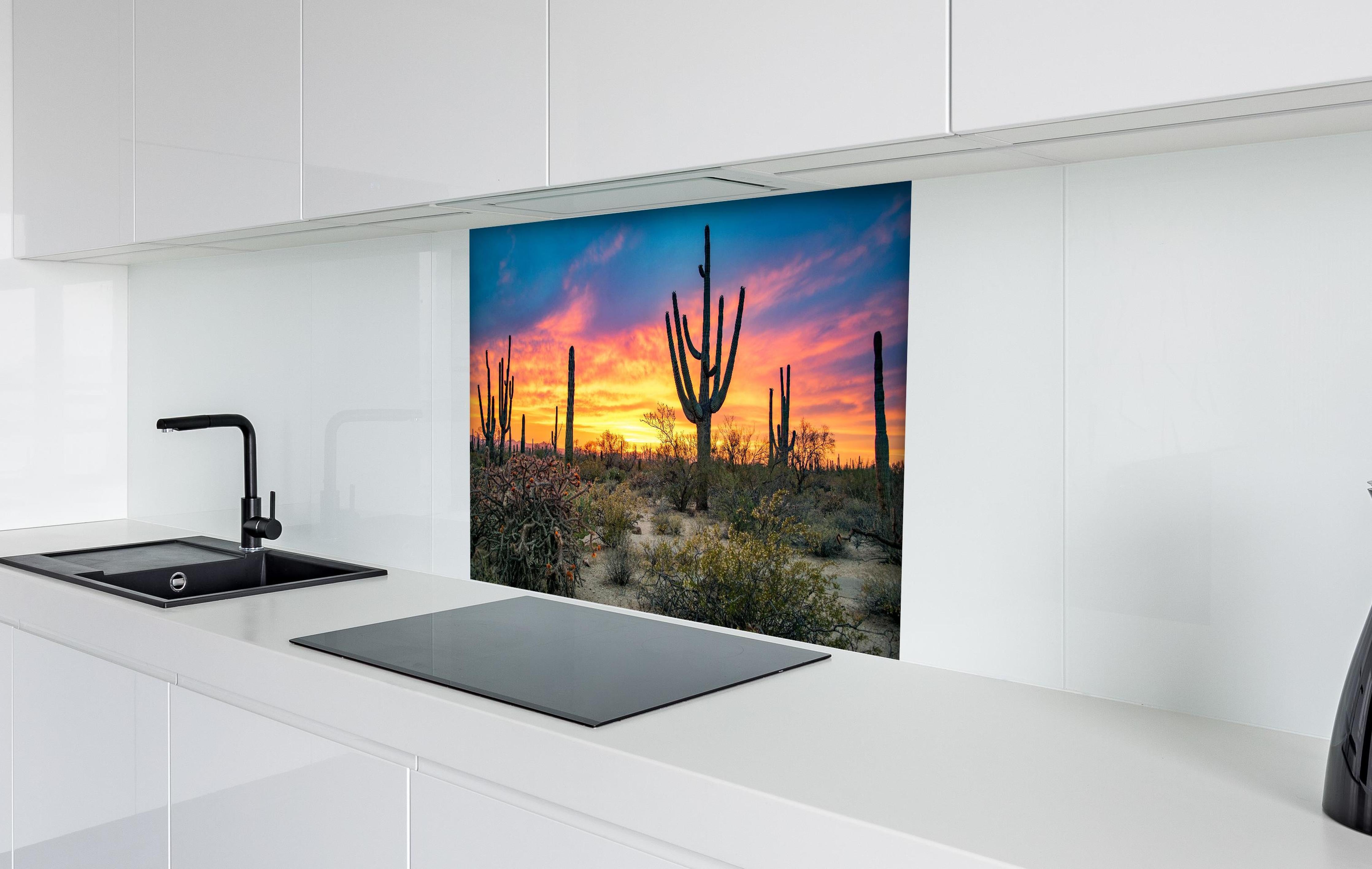 Spritzschutz - Arizona Wüste mit Kaktus Sonnenuntergang hinter einem Cerankochfeld zwischen Holz-Kochutensilien