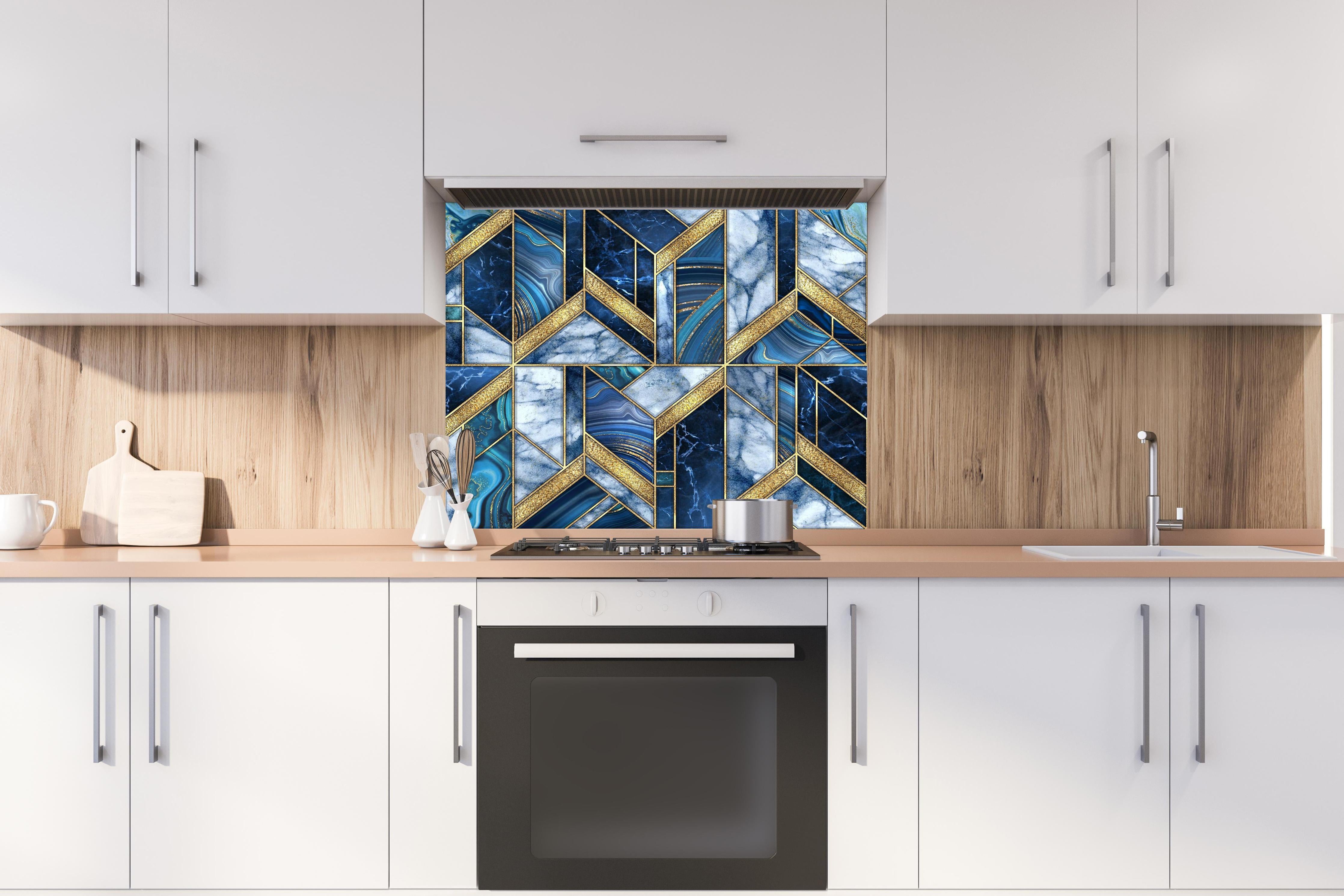 Spritzschutz - Art Deco Marmor Blau Gold Mosaik hinter einem Cerankochfeld zwischen Holz-Kochutensilien