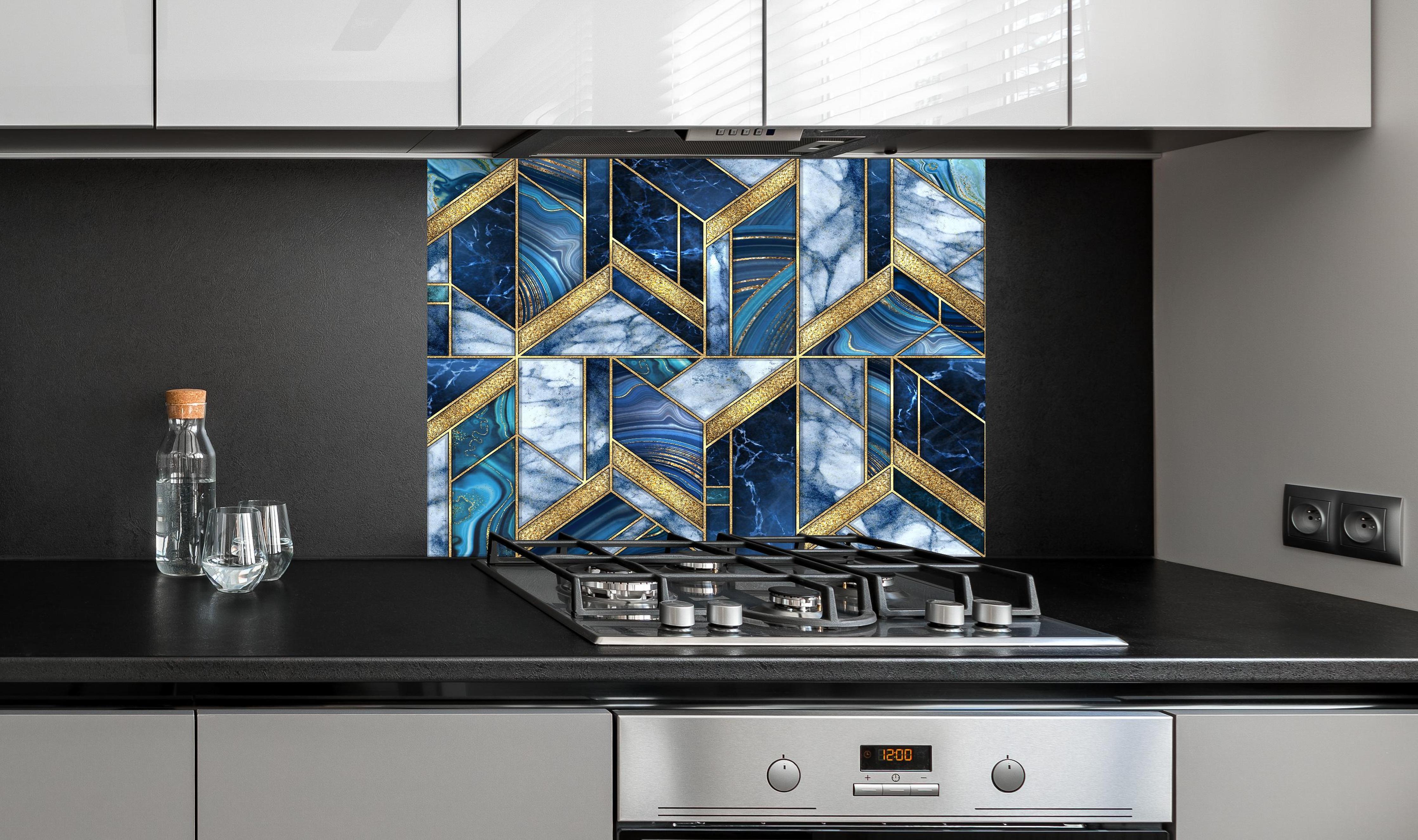 Spritzschutz - Art Deco Marmor Blau Gold Mosaik hinter einem Cerankochfeld zwischen Holz-Kochutensilien