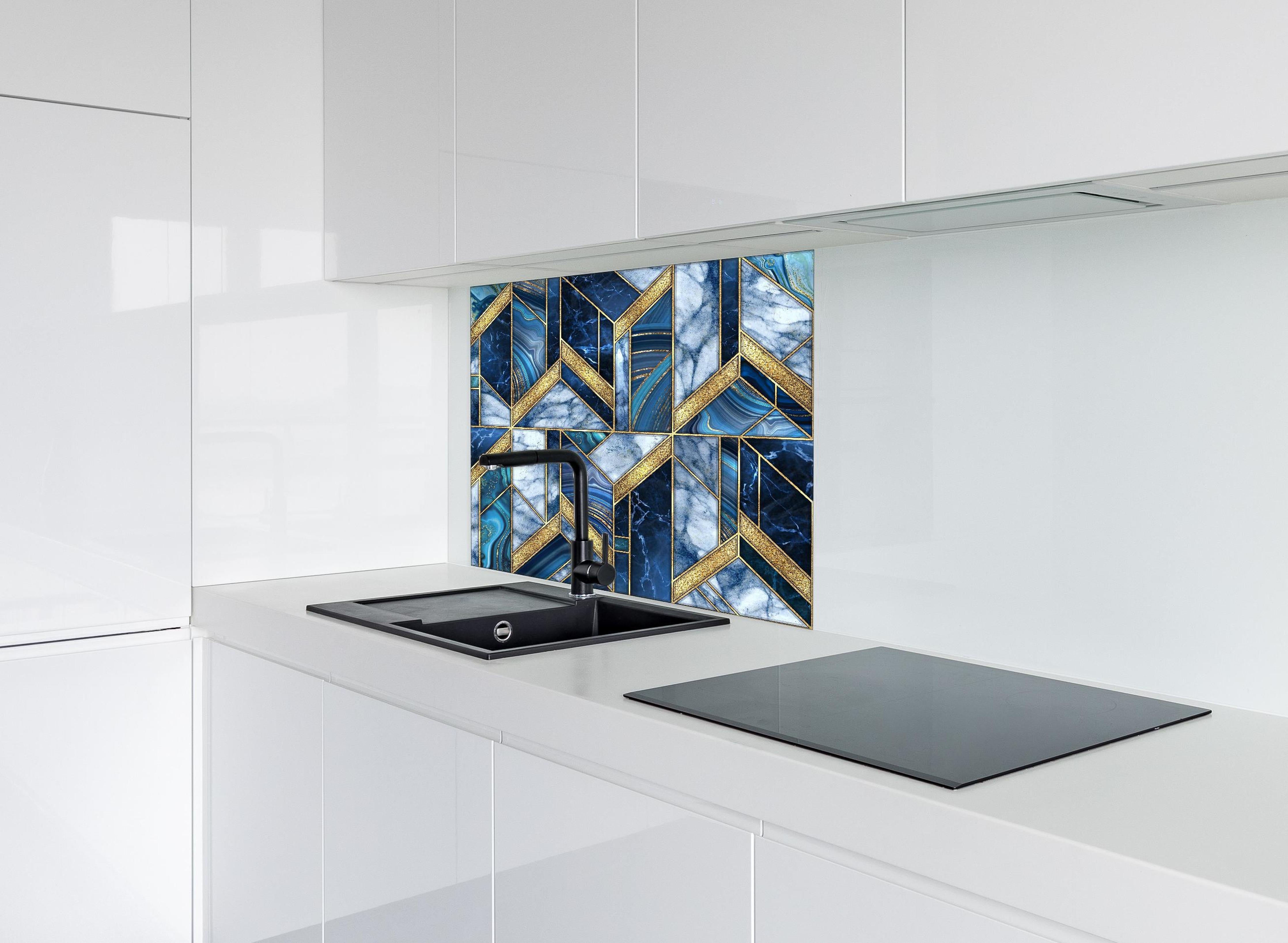 Spritzschutz - Art Deco Marmor Blau Gold Mosaik hinter einem Cerankochfeld zwischen Holz-Kochutensilien