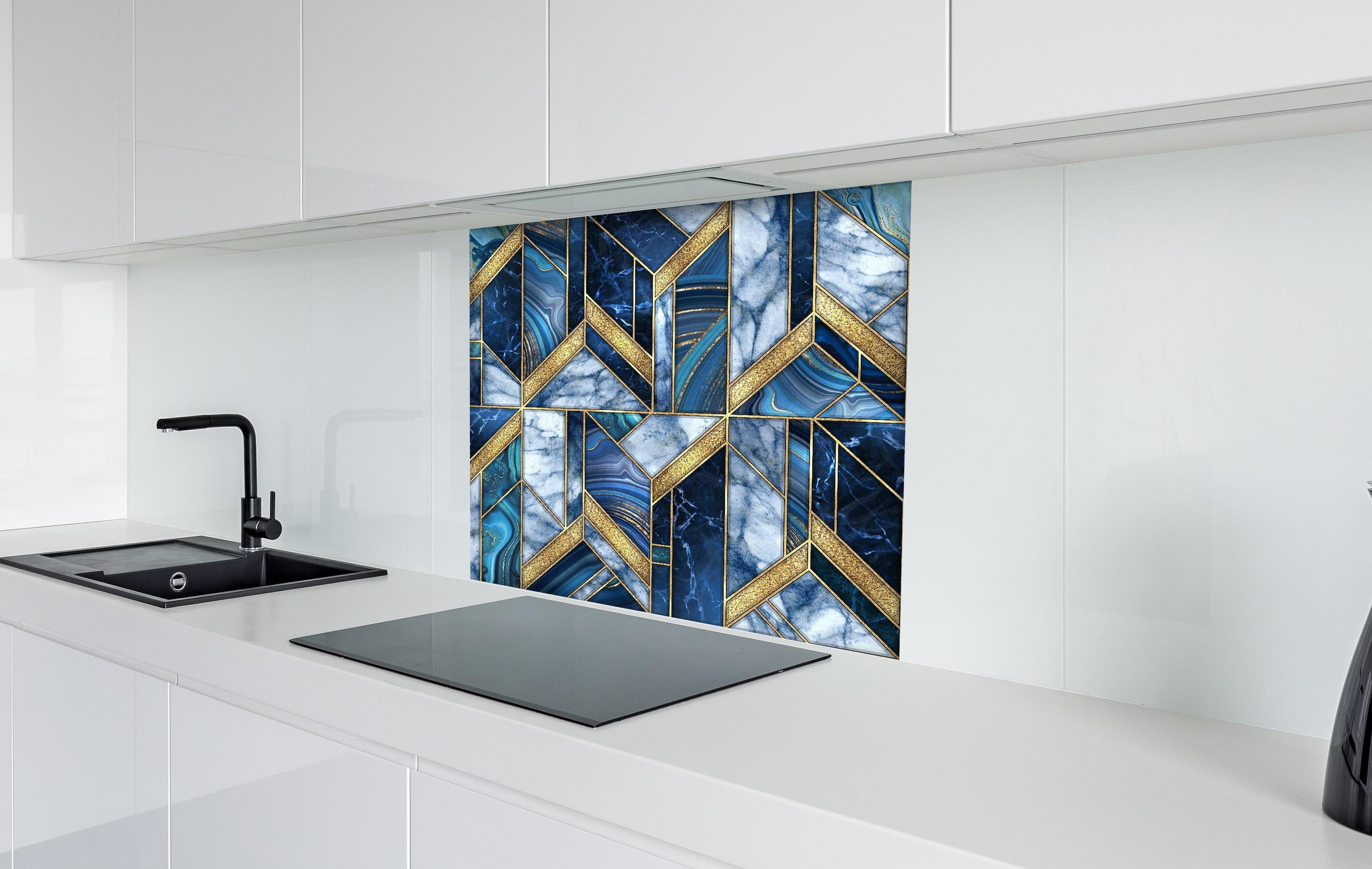 Spritzschutz - Art Deco Marmor Blau Gold Mosaik hinter einem Cerankochfeld zwischen Holz-Kochutensilien