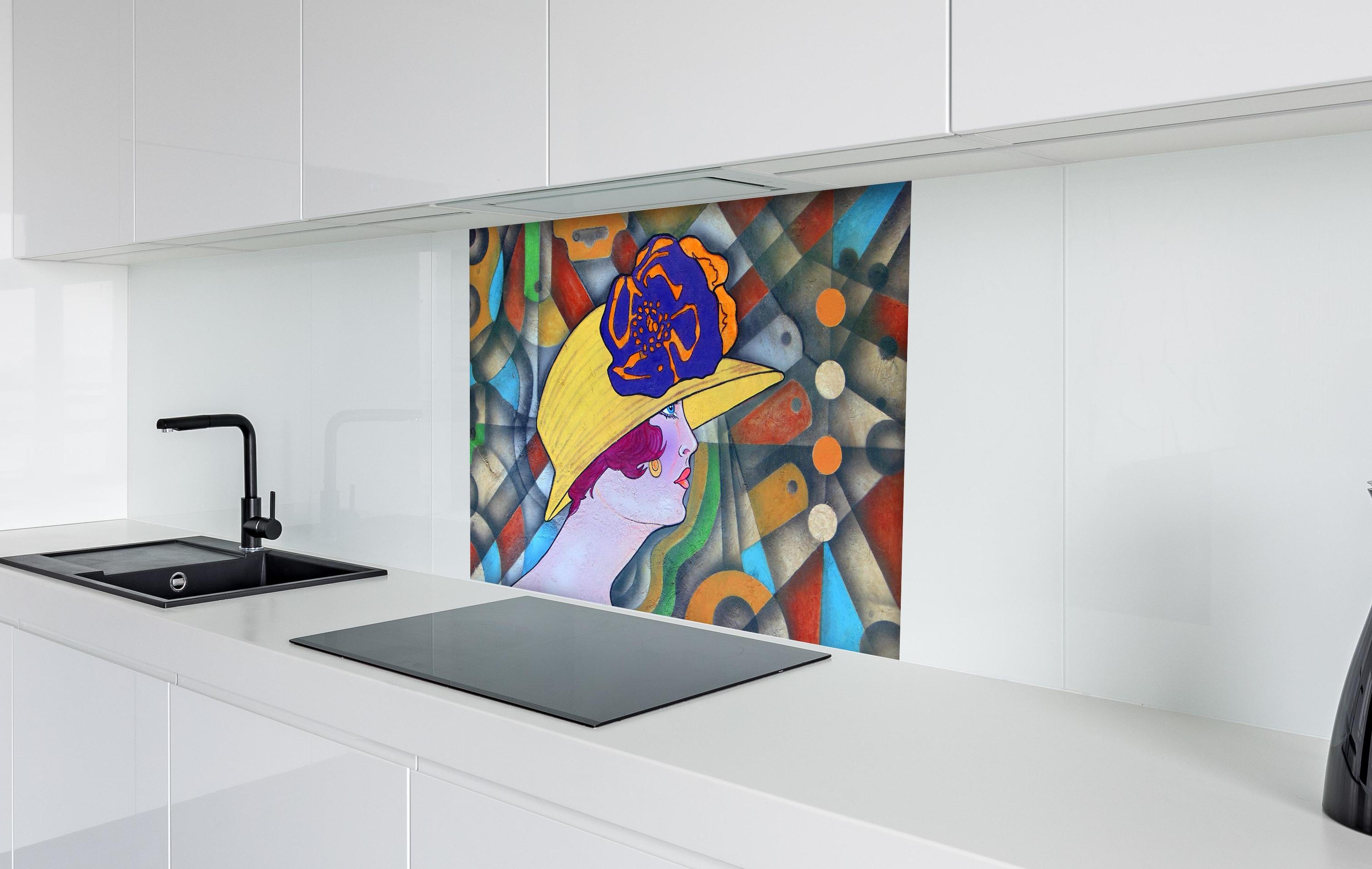 Spritzschutz - Art Deco Portrait Frau in Farbexplosion hinter einem Cerankochfeld zwischen Holz-Kochutensilien