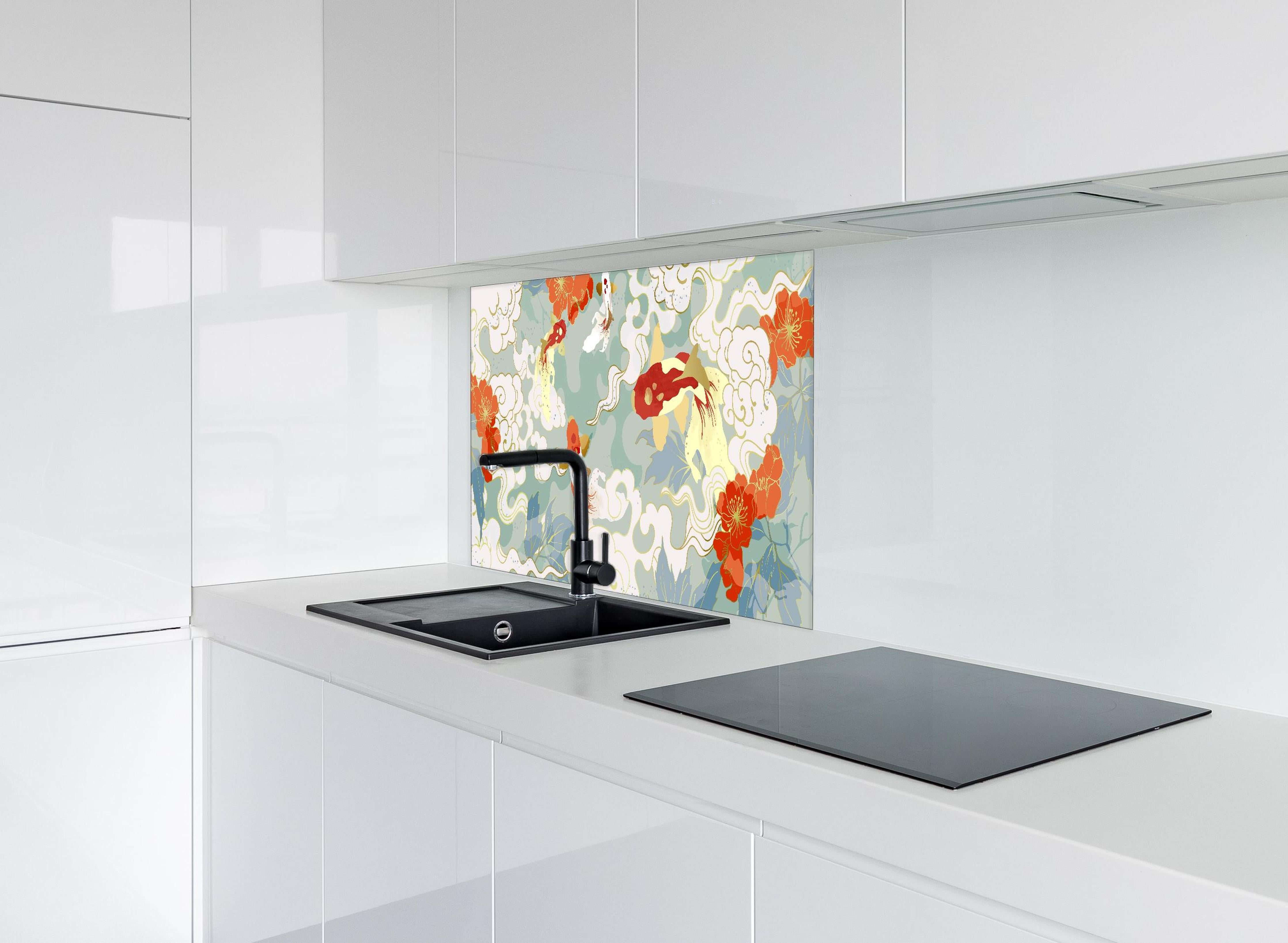 Spritzschutz - Asiatische Koi-Karpfen Blumen Design Tapete hinter einem Cerankochfeld zwischen Holz-Kochutensilien