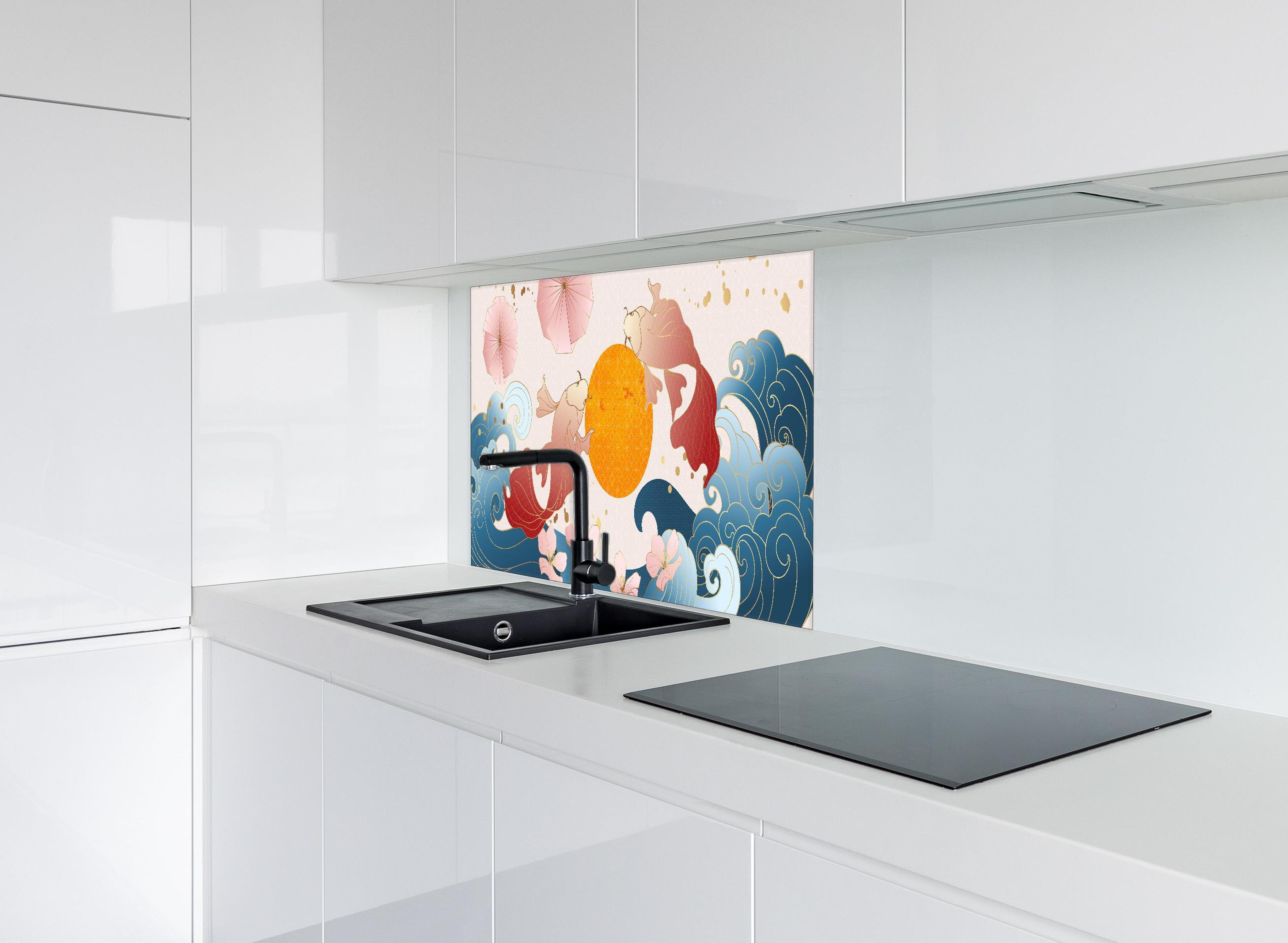 Spritzschutz - Asiatische Koi-Karpfen Illustration Kunst hinter einem Cerankochfeld zwischen Holz-Kochutensilien