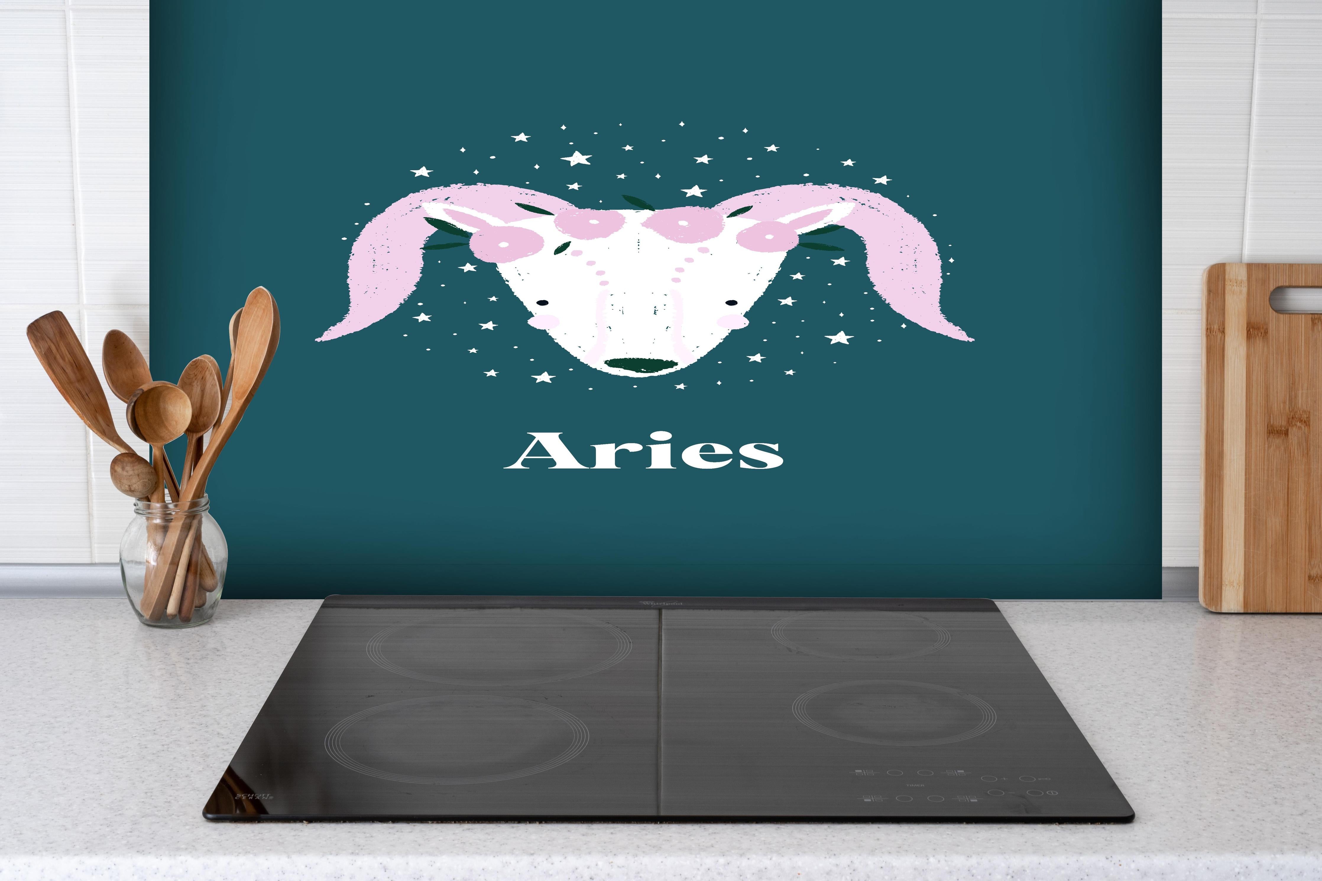 Spritzschutz - Astrales Aries Sternbild in Türkistönen hinter einem Cerankochfeld zwischen Holz-Kochutensilien