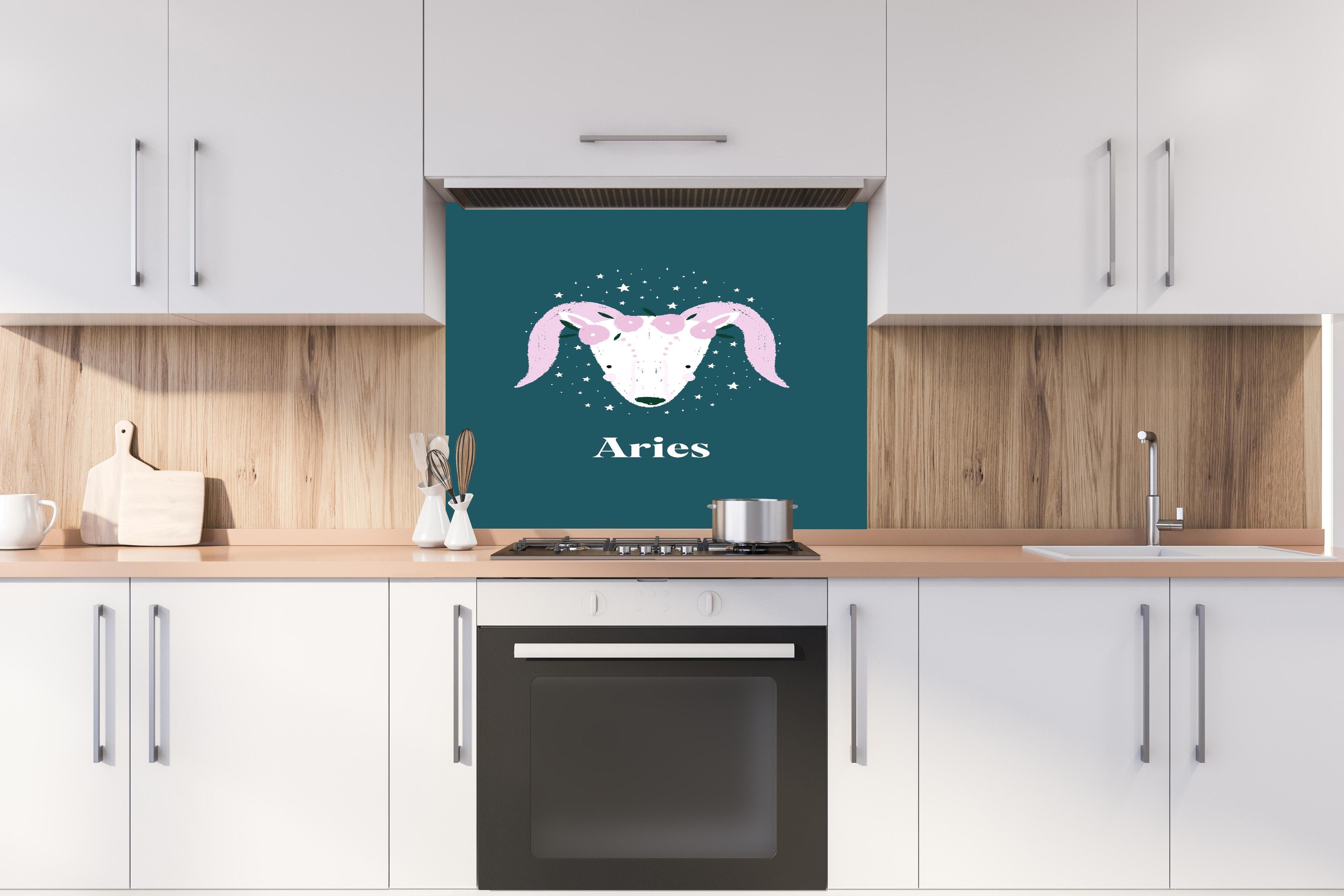 Spritzschutz - Astrales Aries Sternbild in Türkistönen hinter einem Cerankochfeld zwischen Holz-Kochutensilien