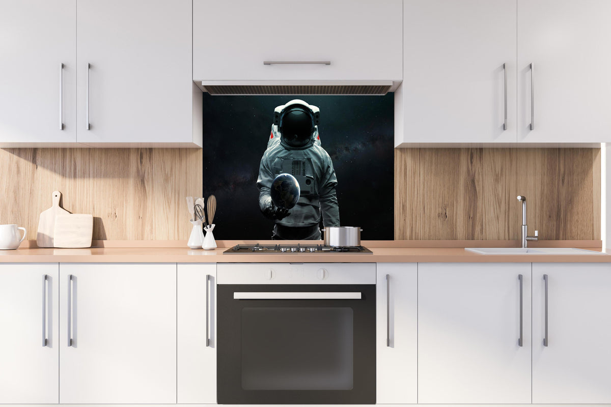 Spritzschutz - Astronaut hält Erde 3D-Kunst Sci-Fi hinter einem Cerankochfeld zwischen Holz-Kochutensilien