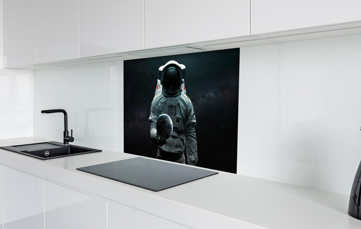 Spritzschutz - Astronaut hält Erde 3D-Kunst Sci-Fi hinter einem Cerankochfeld zwischen Holz-Kochutensilien