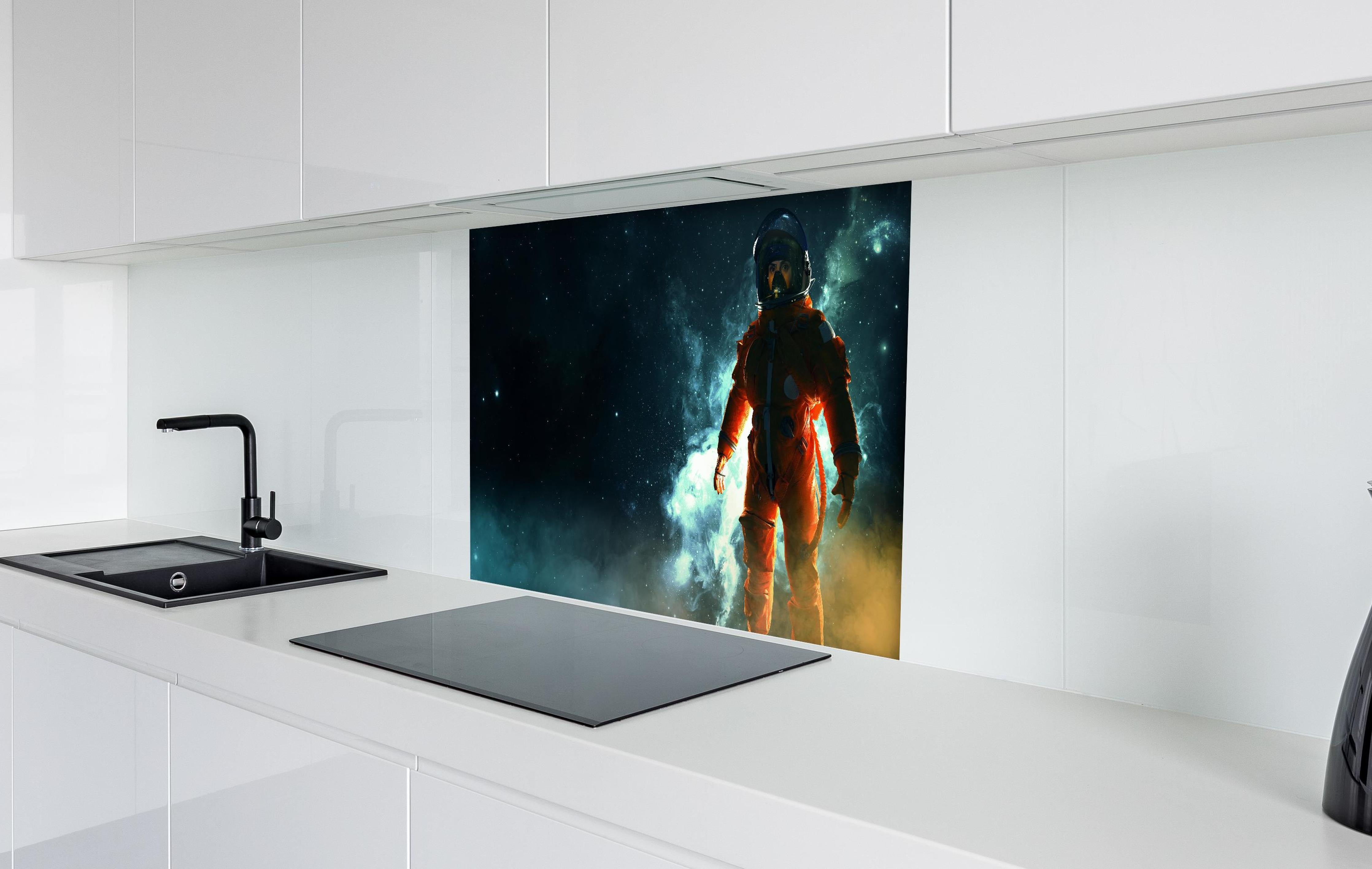 Spritzschutz - Astronaut im Weltraum hinter einem Cerankochfeld zwischen Holz-Kochutensilien