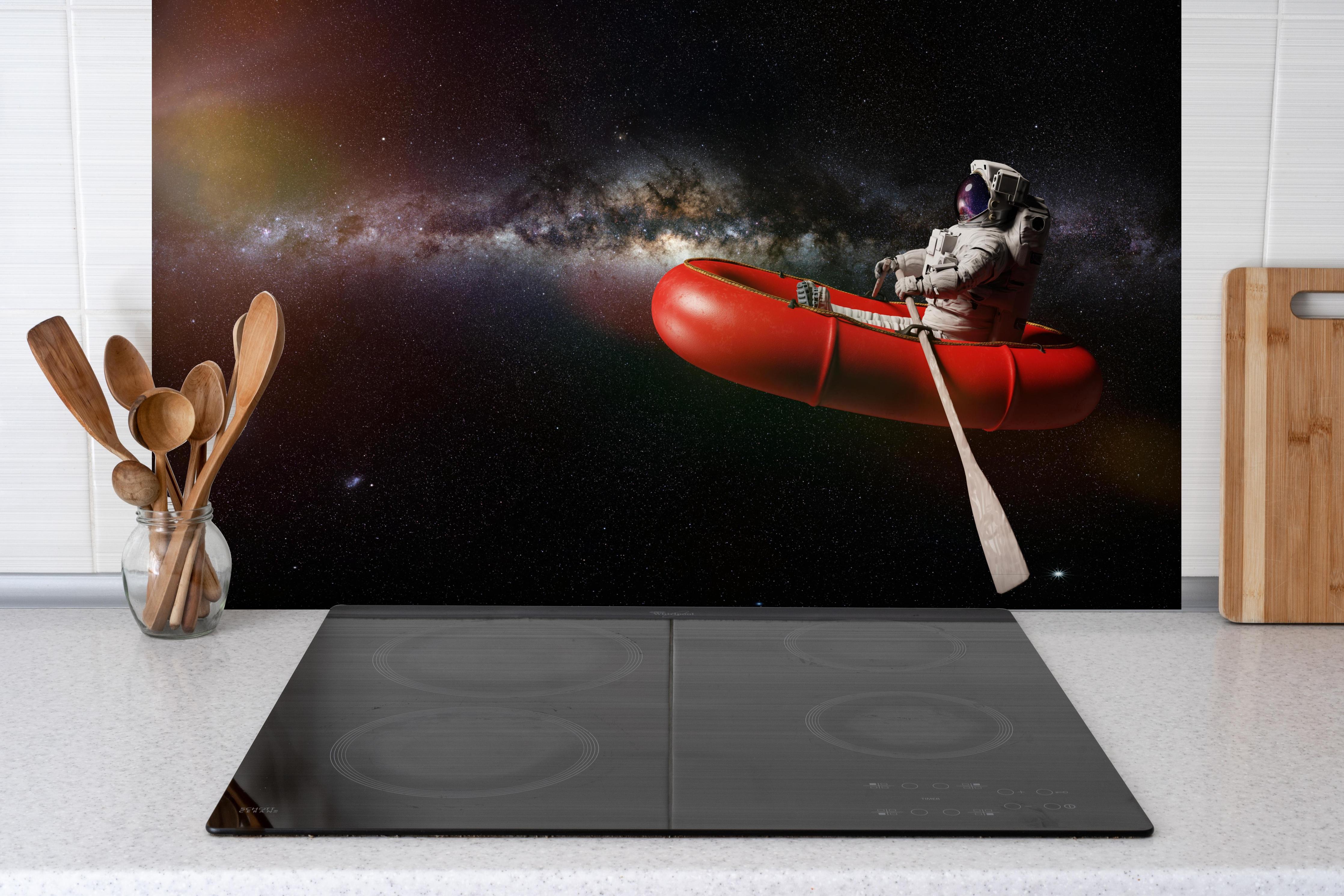 Spritzschutz - Astronaut treibt im Weltall auf Schlauchboot hinter einem Cerankochfeld zwischen Holz-Kochutensilien