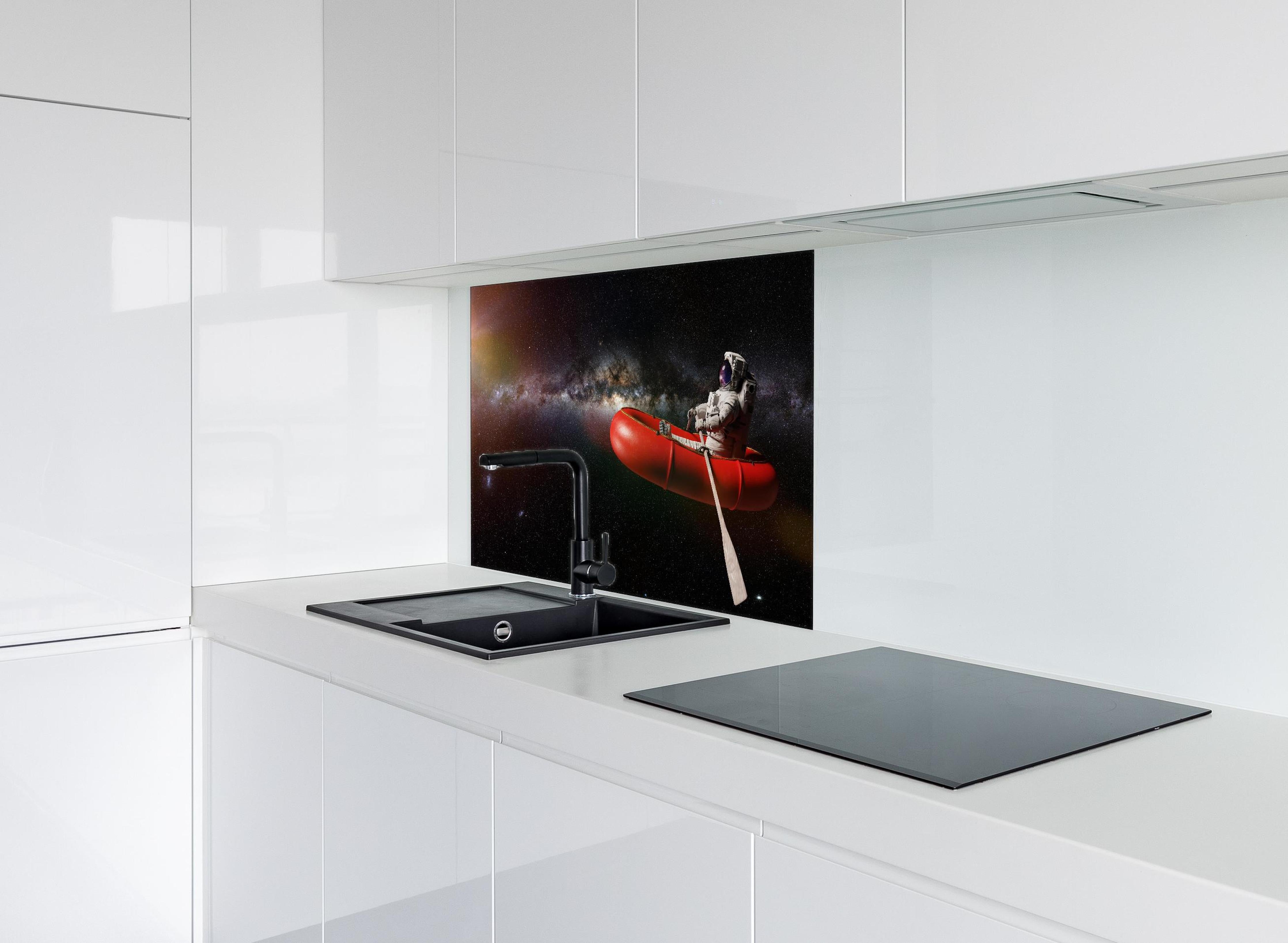 Spritzschutz - Astronaut treibt im Weltall auf Schlauchboot hinter einem Cerankochfeld zwischen Holz-Kochutensilien