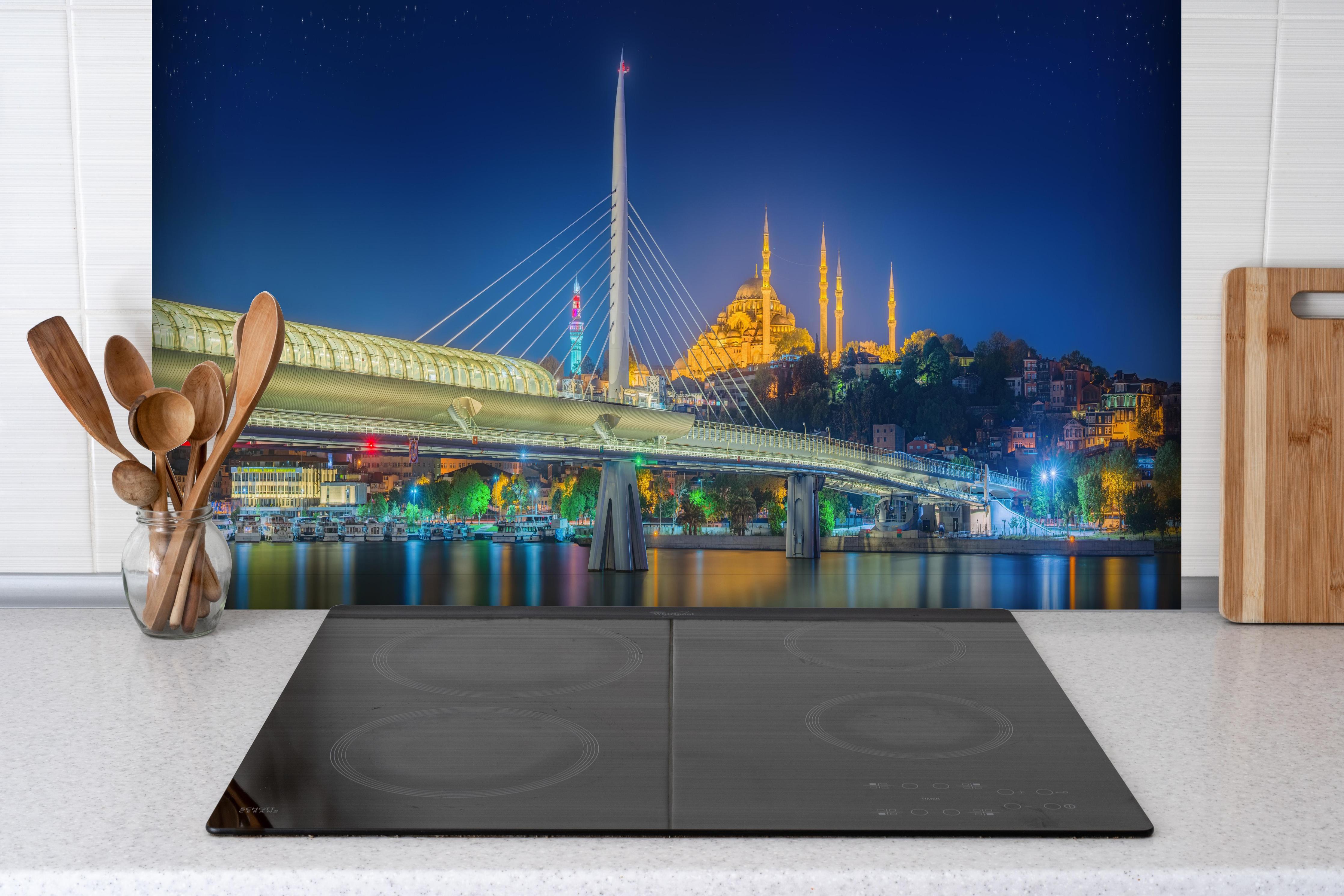 Spritzschutz - Atatürk-Brücke bei Nacht - Istanbul hinter einem Cerankochfeld zwischen Holz-Kochutensilien
