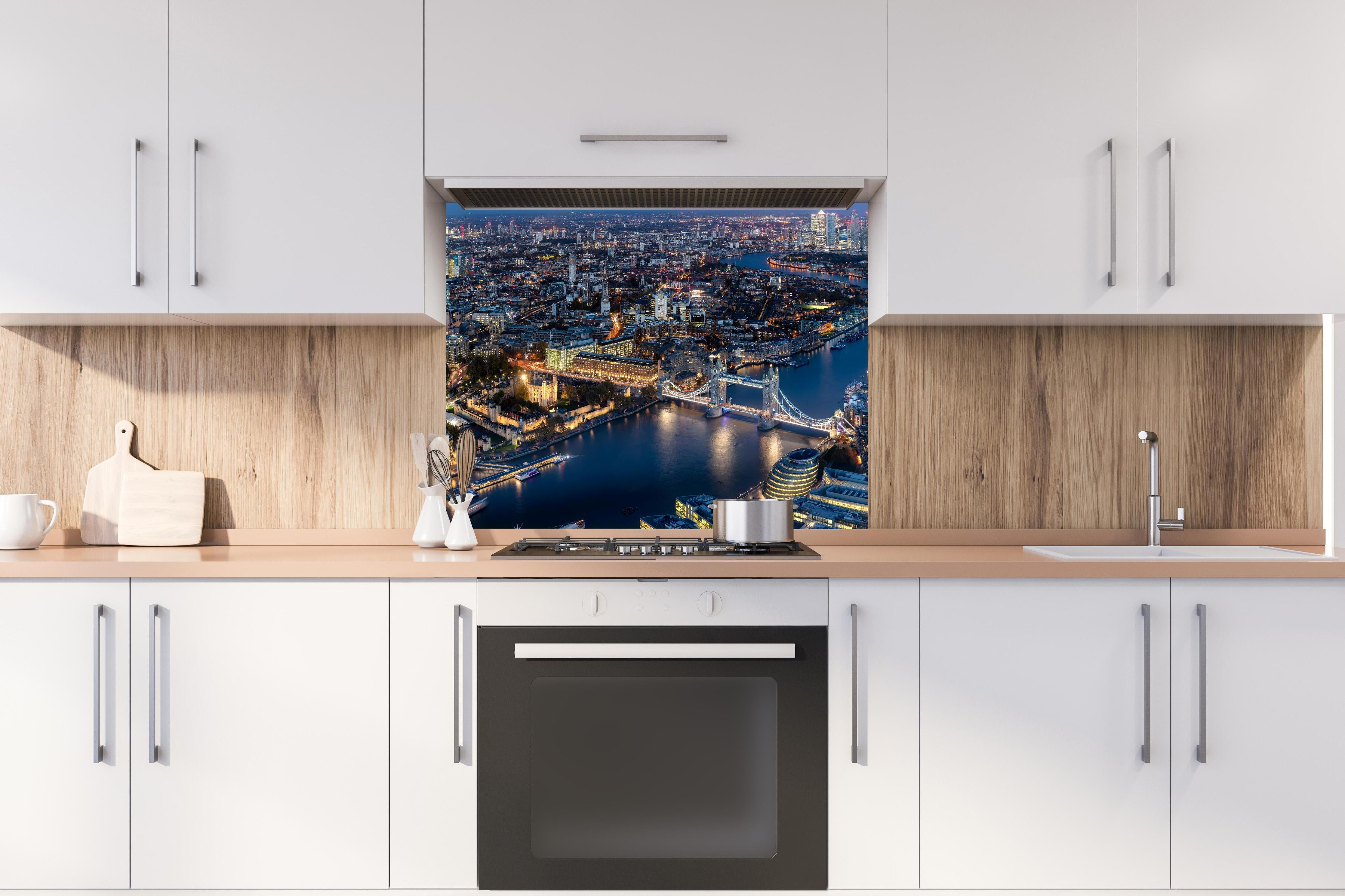 Spritzschutz - Atemberaubende Skyline auf London-England hinter einem Cerankochfeld zwischen Holz-Kochutensilien