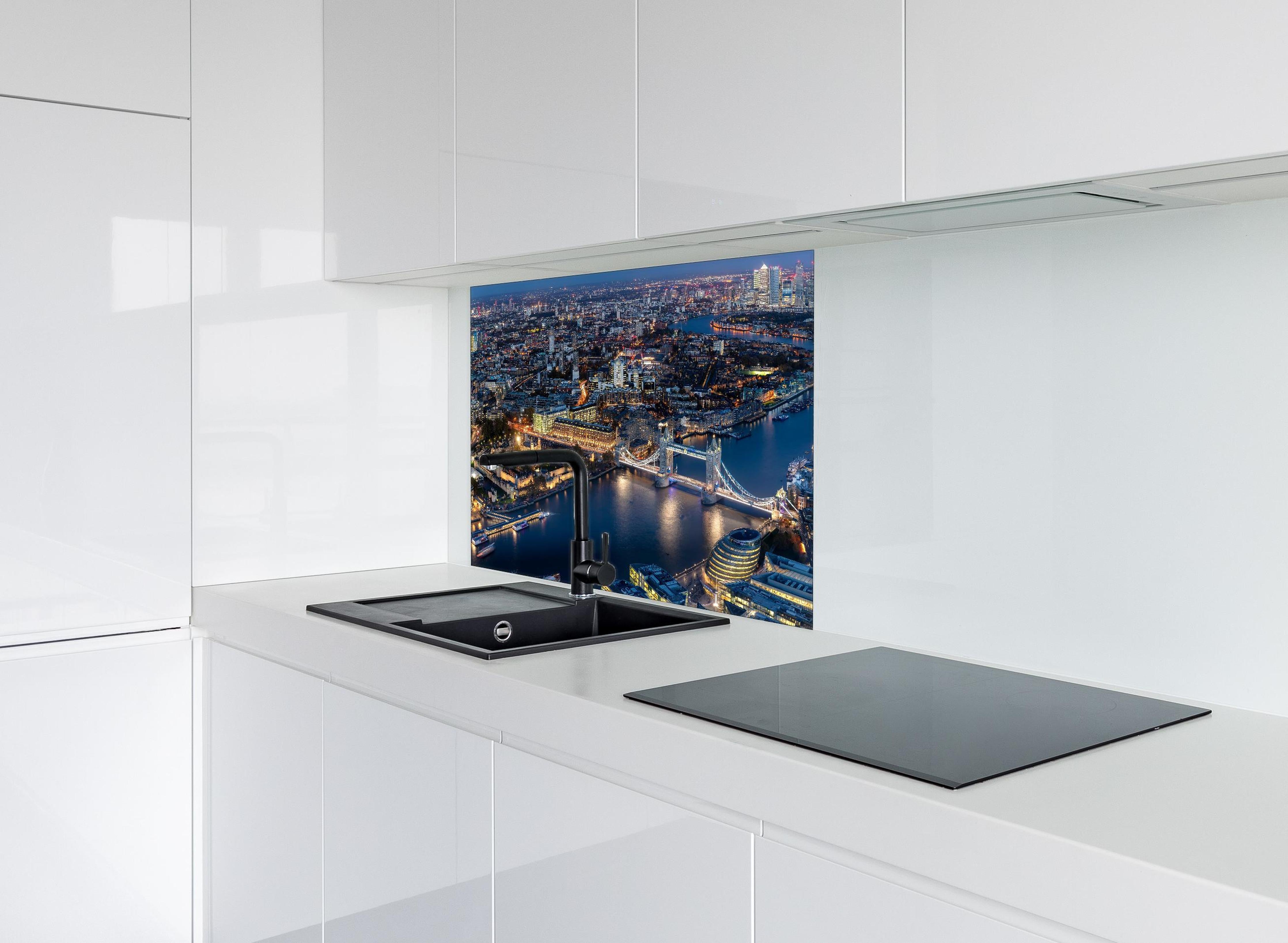 Spritzschutz - Atemberaubende Skyline auf London-England hinter einem Cerankochfeld zwischen Holz-Kochutensilien