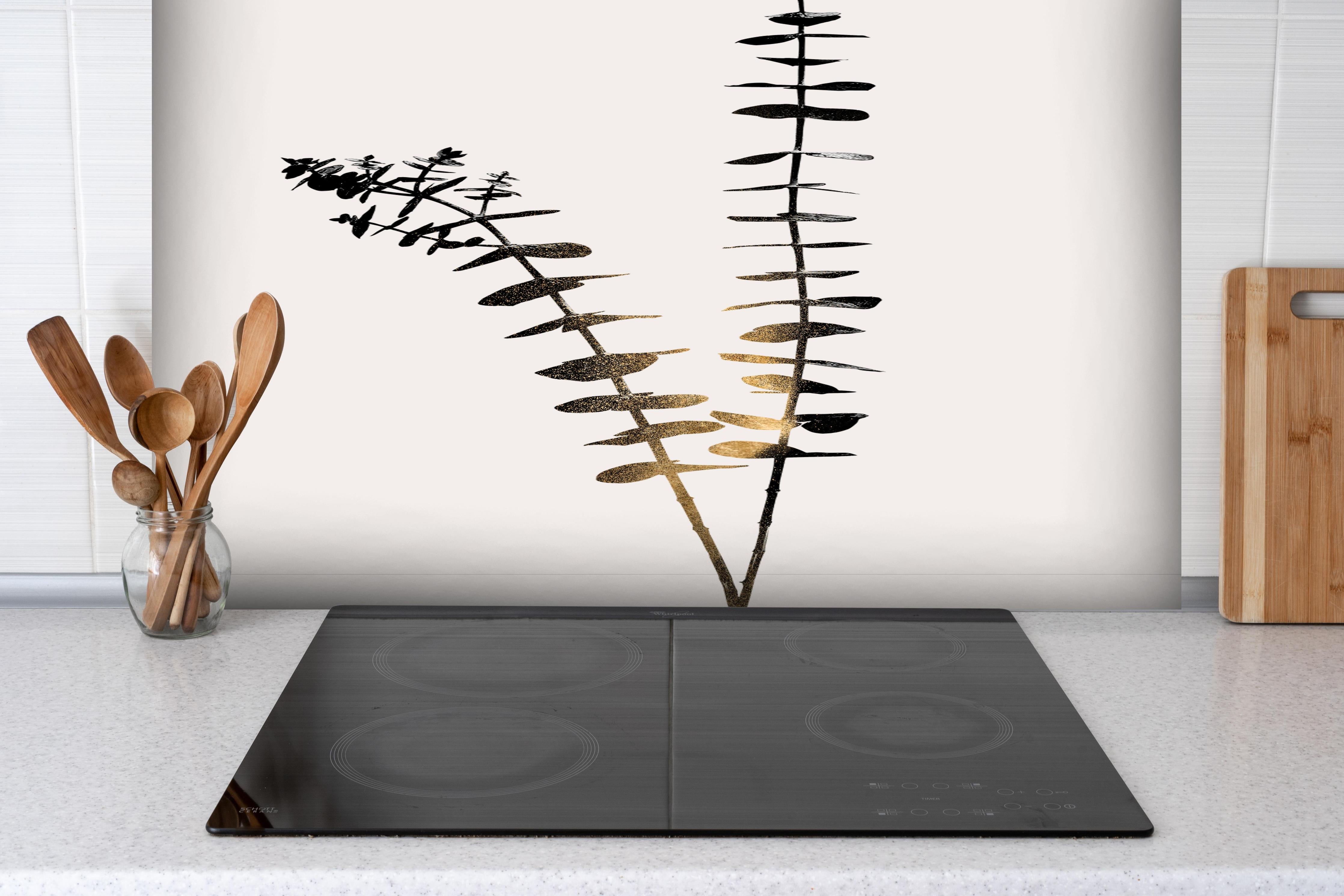 Spritzschutz - Aukalyptus Pflanze - Grafik hinter einem Cerankochfeld zwischen Holz-Kochutensilien