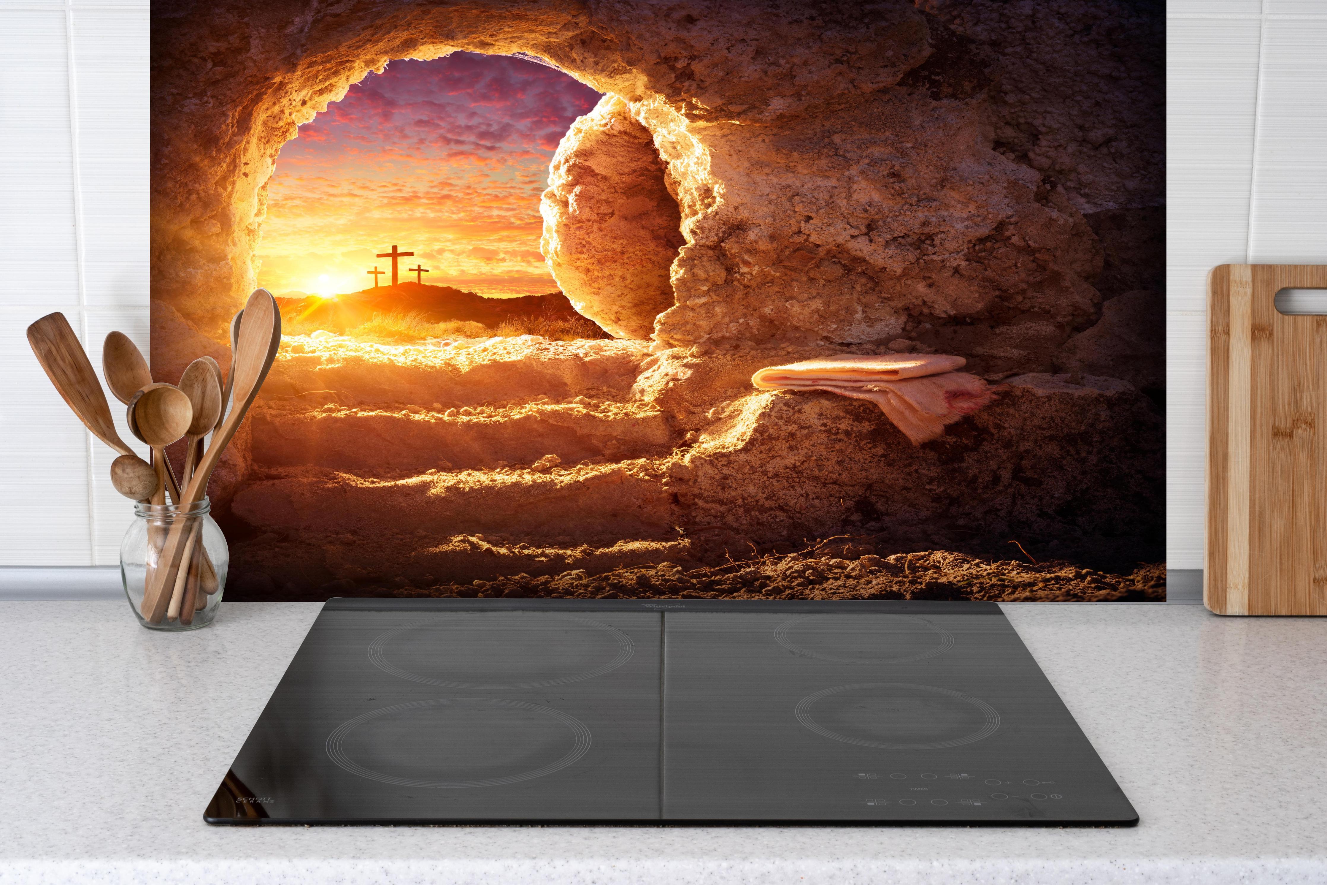 Spritzschutz - Ausblick auf Kreuzigung aus einer Höhle bei Sonnenaufgang hinter einem Cerankochfeld zwischen Holz-Kochutensilien