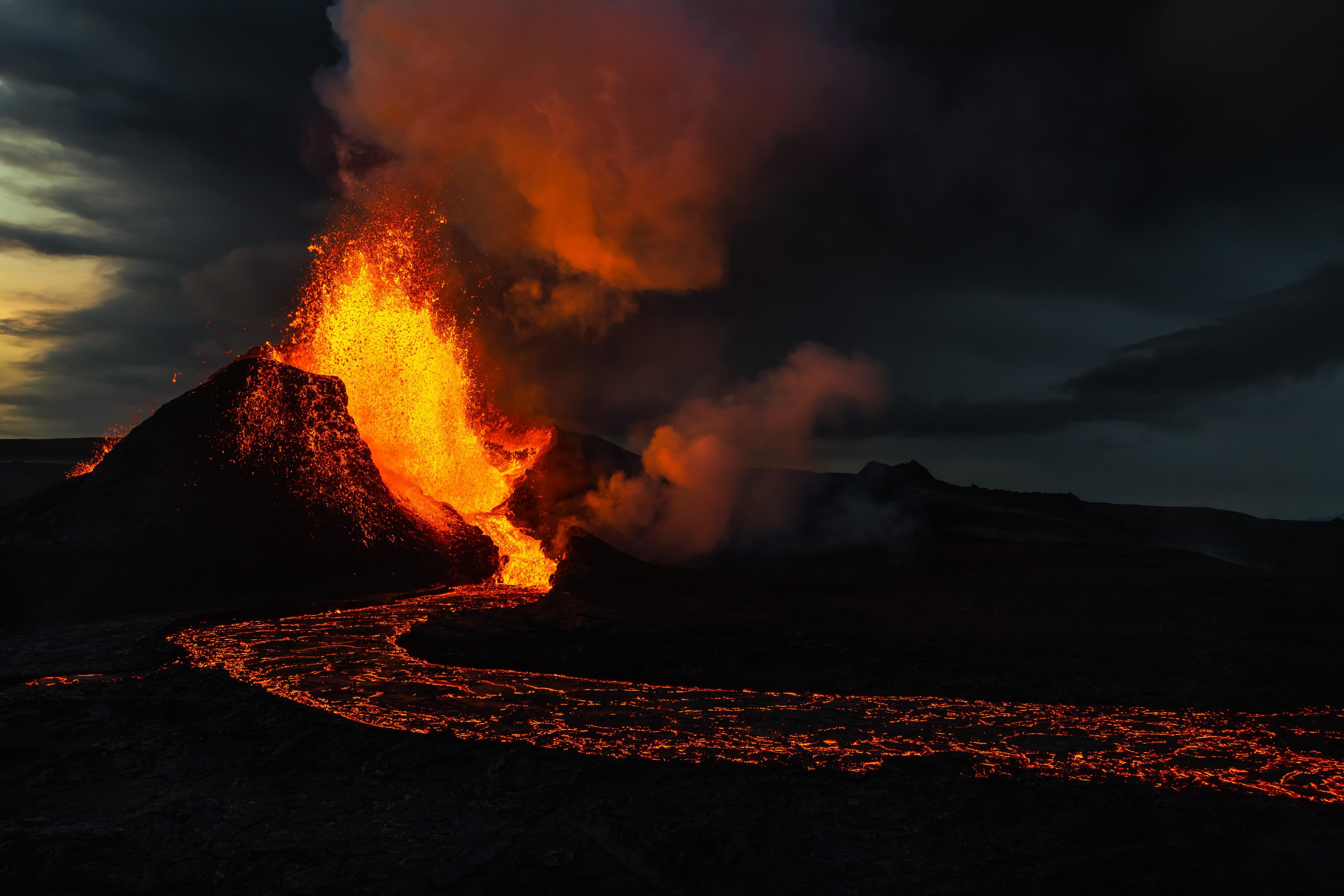 Spritzschutz-Ausbruch vom Vulkan in der Nacht