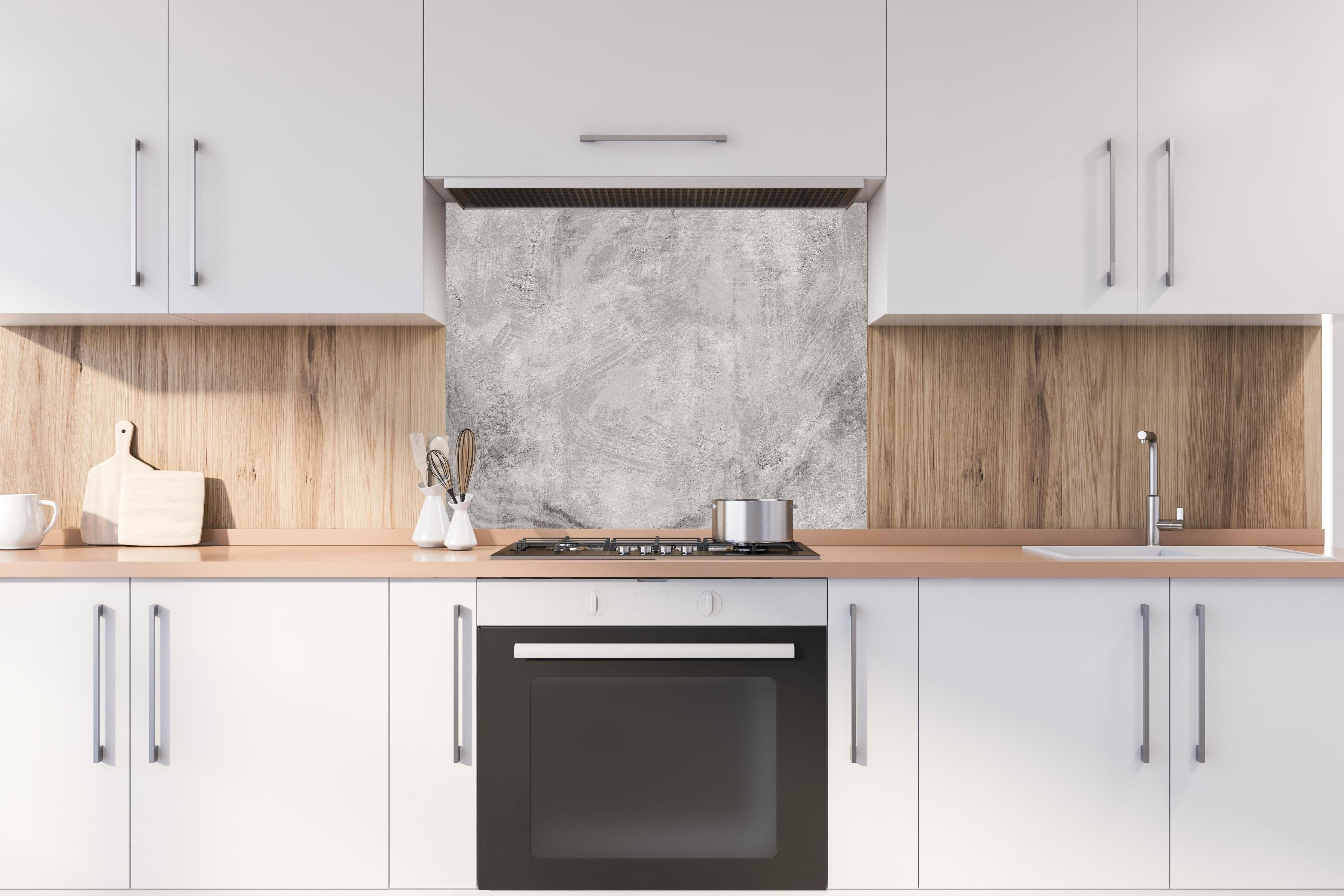 Spritzschutz - Authentische graue Betonwand Struktur hinter einem Cerankochfeld zwischen Holz-Kochutensilien