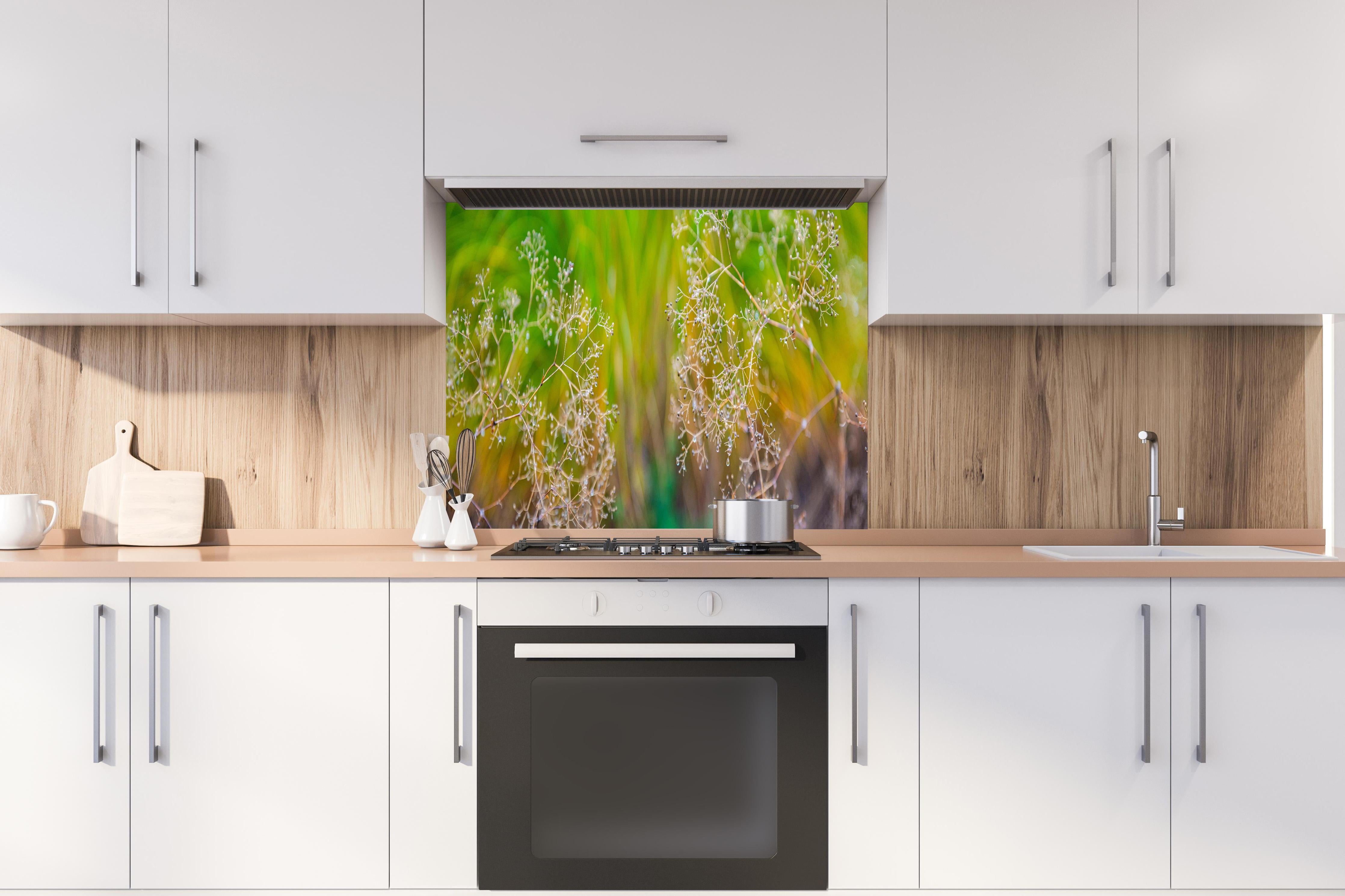 Spritzschutz - Autumn Dried Plants Soft Focus hinter einem Cerankochfeld zwischen Holz-Kochutensilien