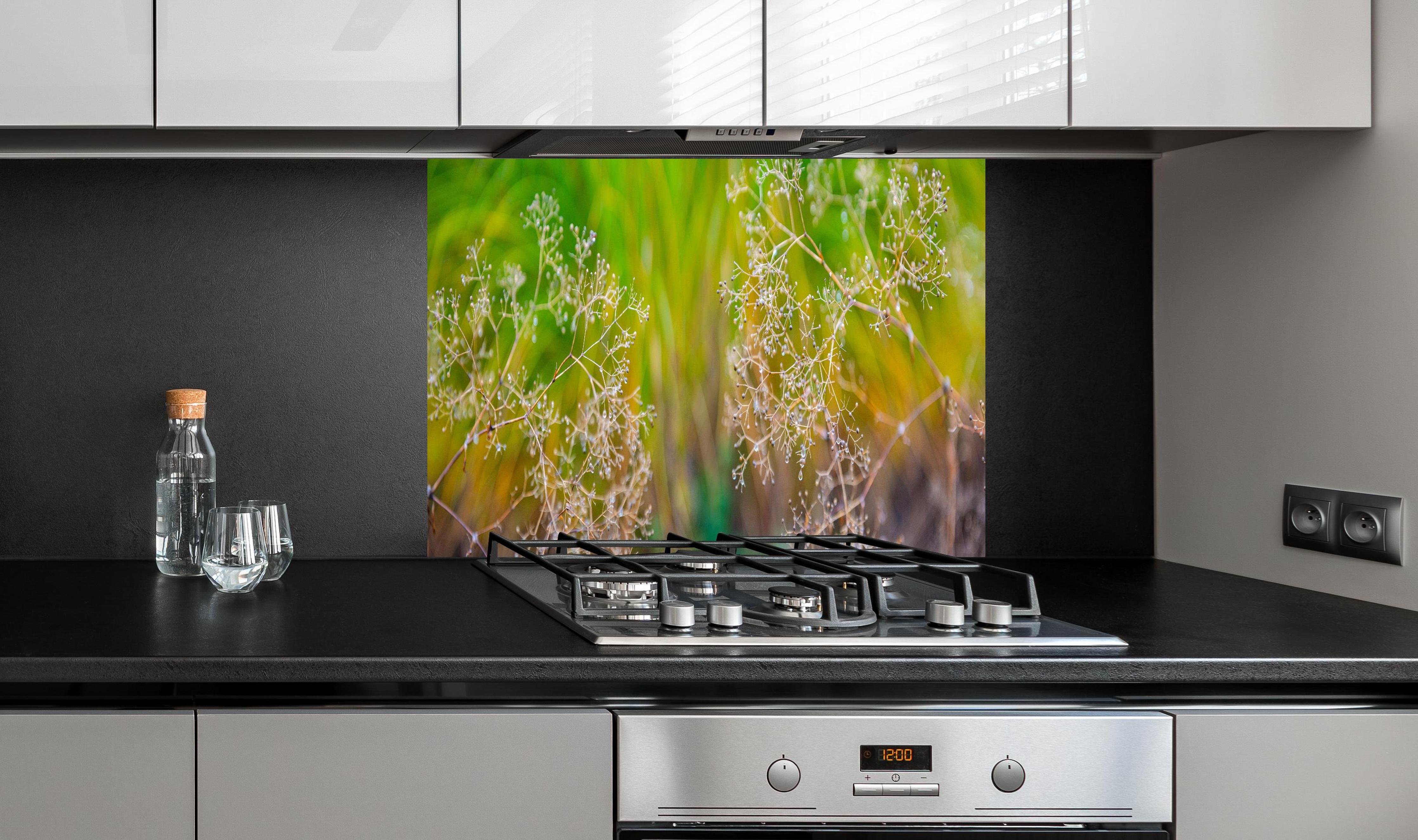 Spritzschutz - Autumn Dried Plants Soft Focus hinter einem Cerankochfeld zwischen Holz-Kochutensilien