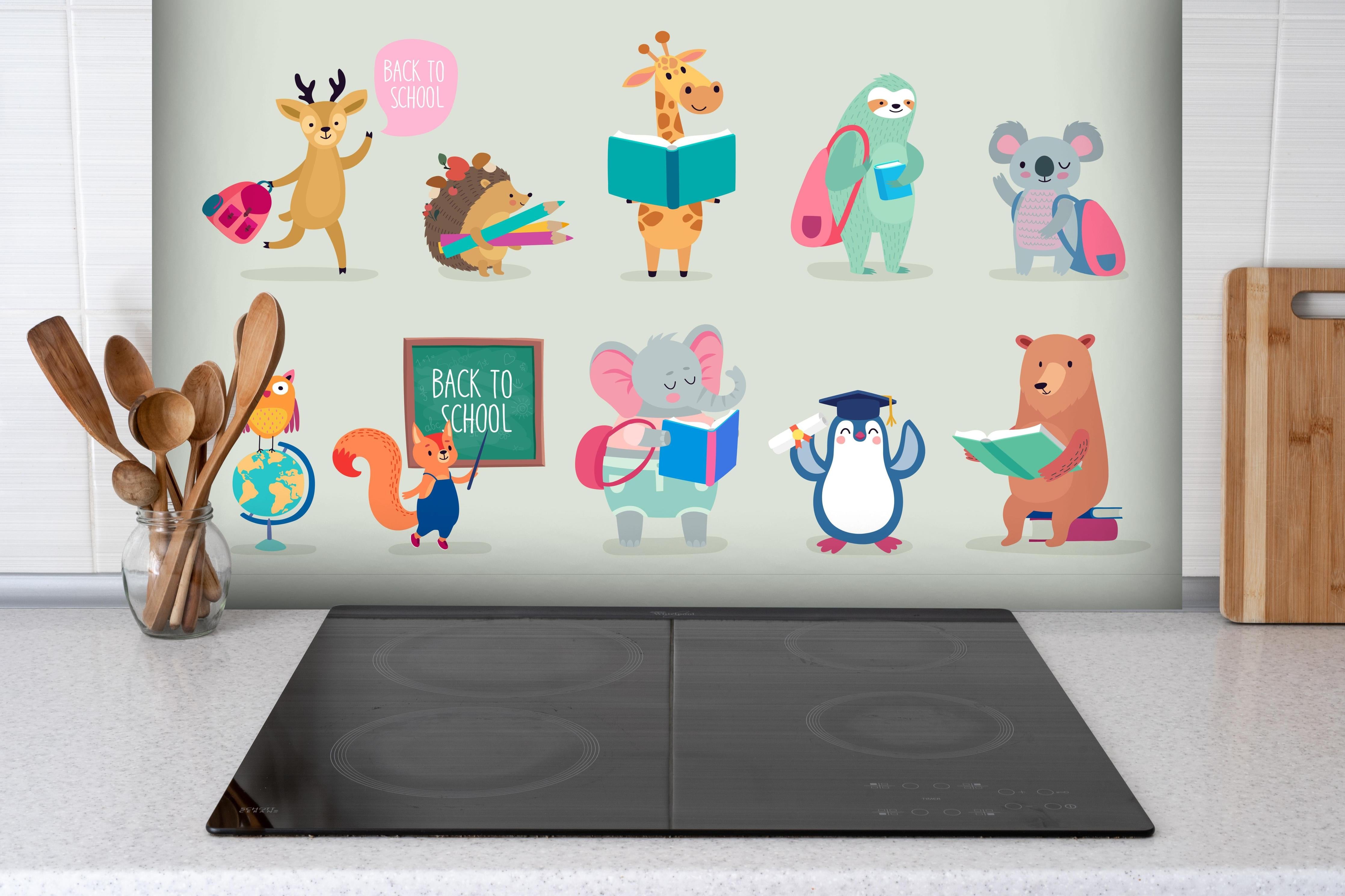 Spritzschutz - Back to School Tierfreunde Illustrationen hinter einem Cerankochfeld zwischen Holz-Kochutensilien