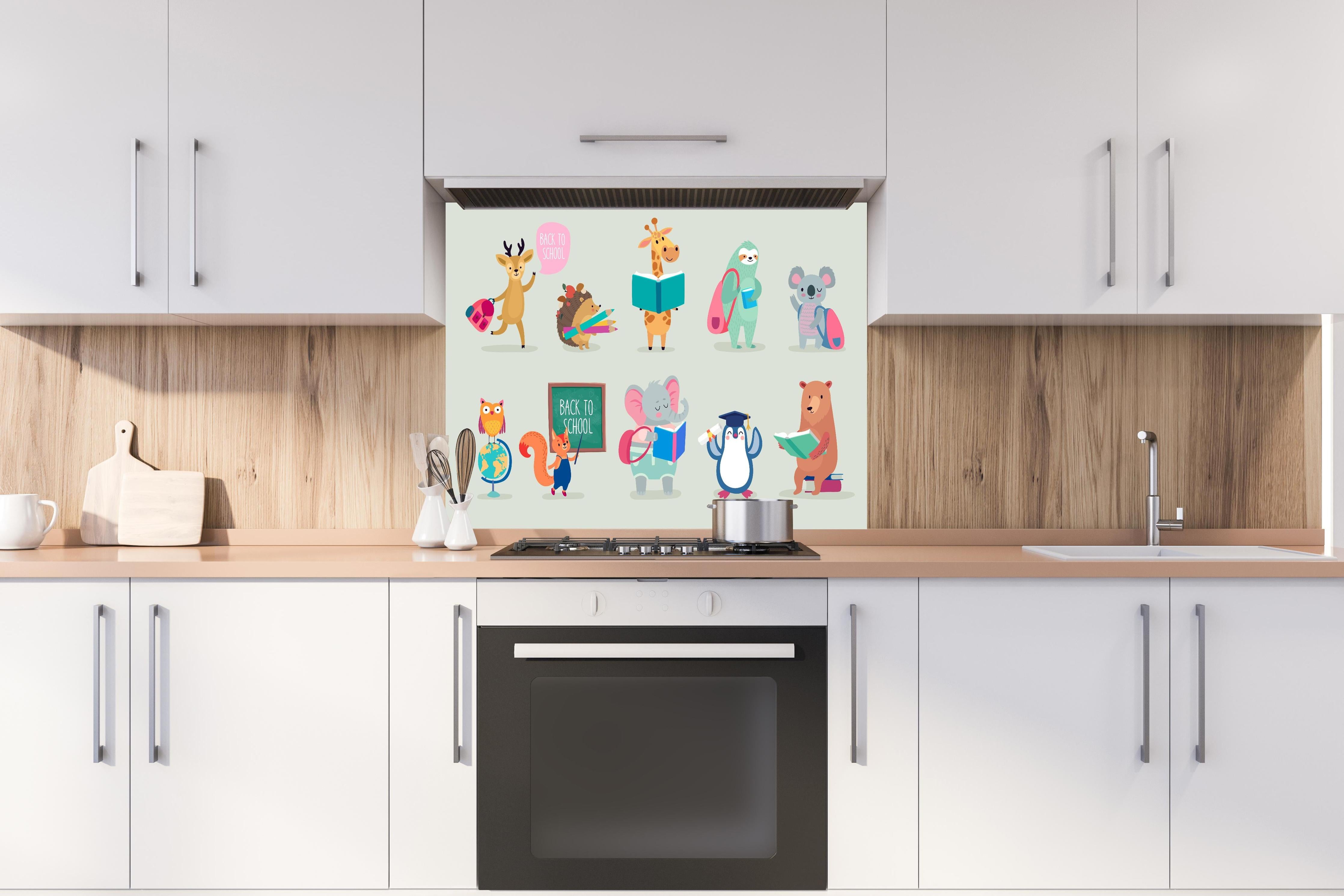 Spritzschutz - Back to School Tierfreunde Illustrationen hinter einem Cerankochfeld zwischen Holz-Kochutensilien