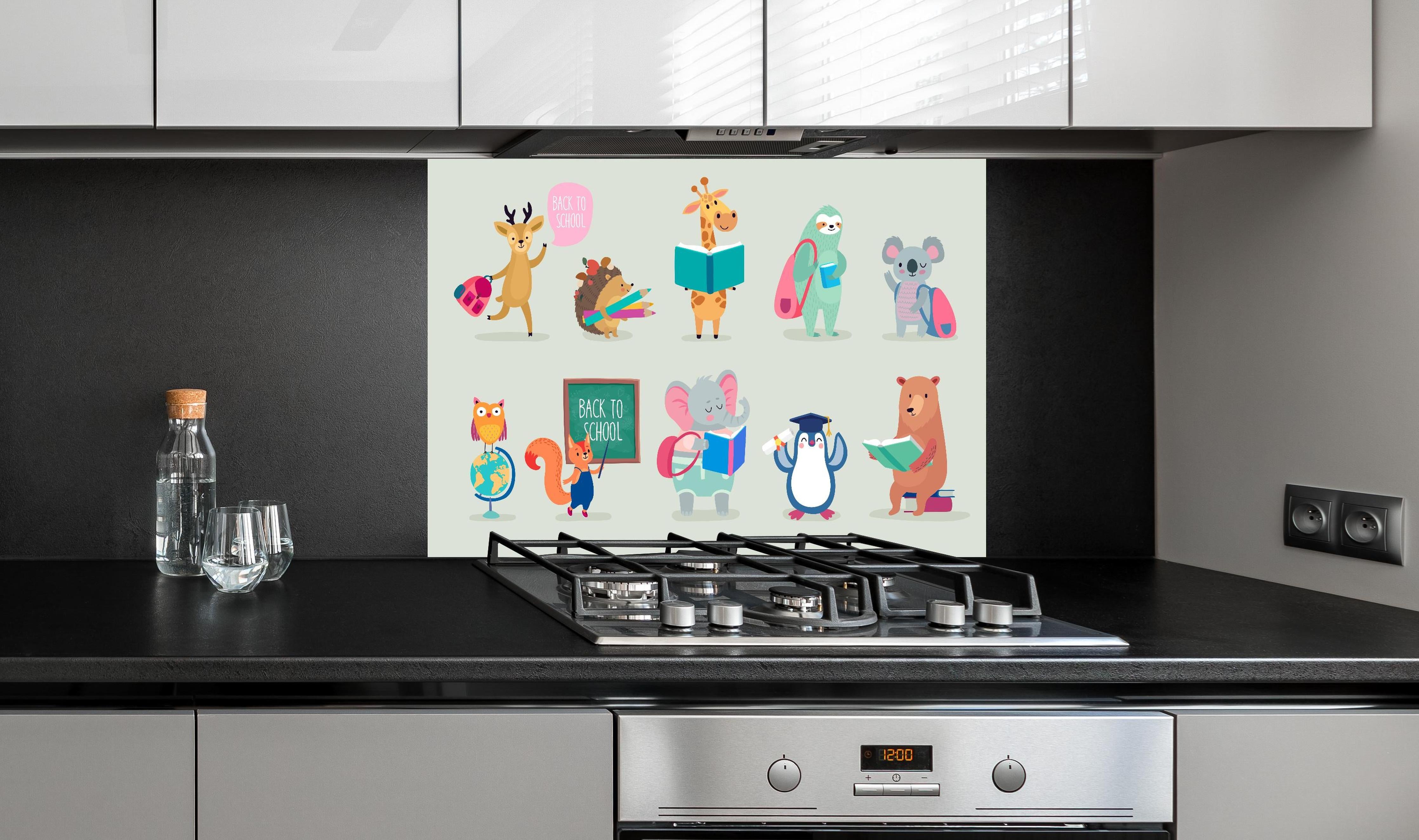 Spritzschutz - Back to School Tierfreunde Illustrationen hinter einem Cerankochfeld zwischen Holz-Kochutensilien