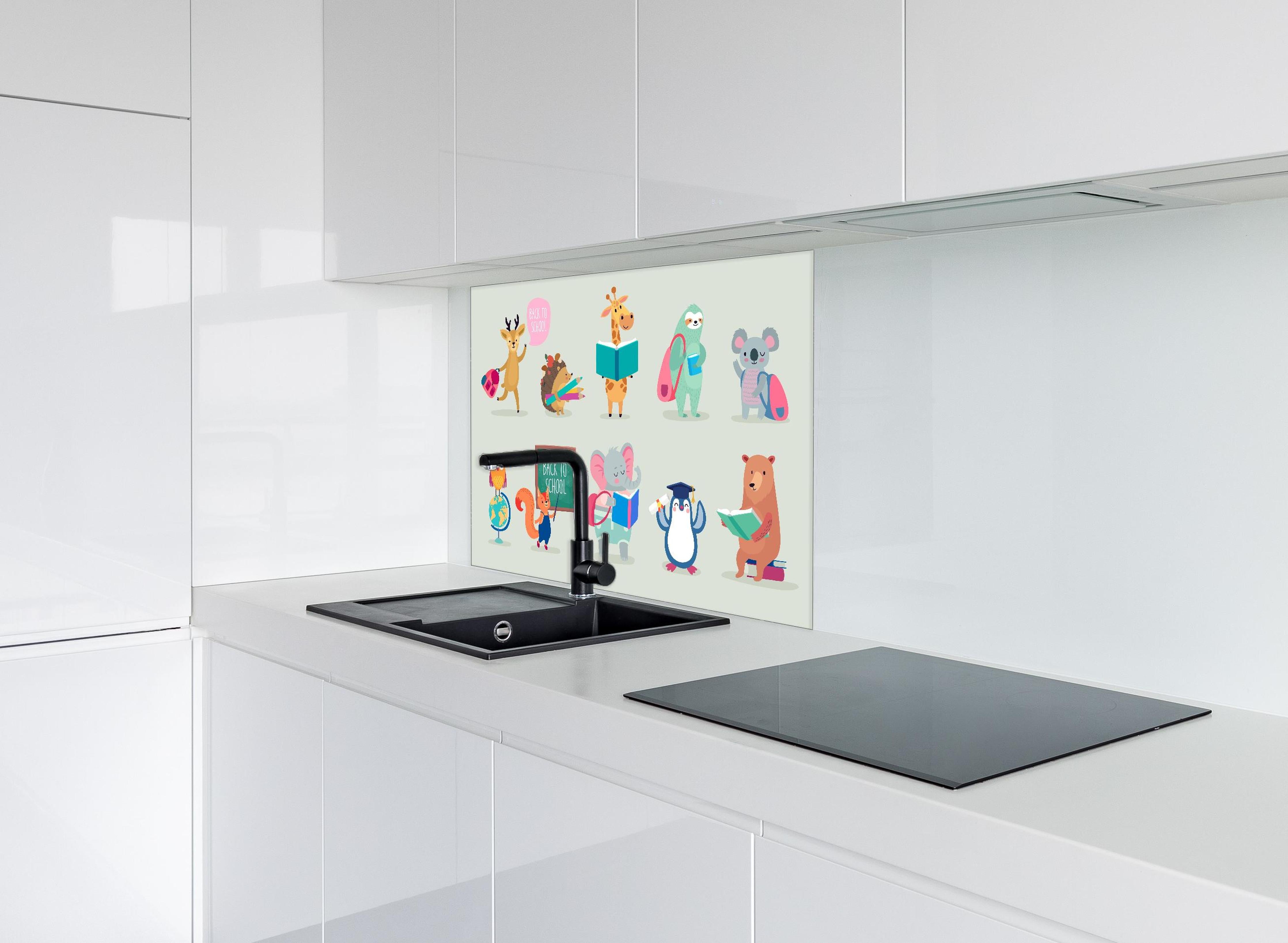 Spritzschutz - Back to School Tierfreunde Illustrationen hinter einem Cerankochfeld zwischen Holz-Kochutensilien