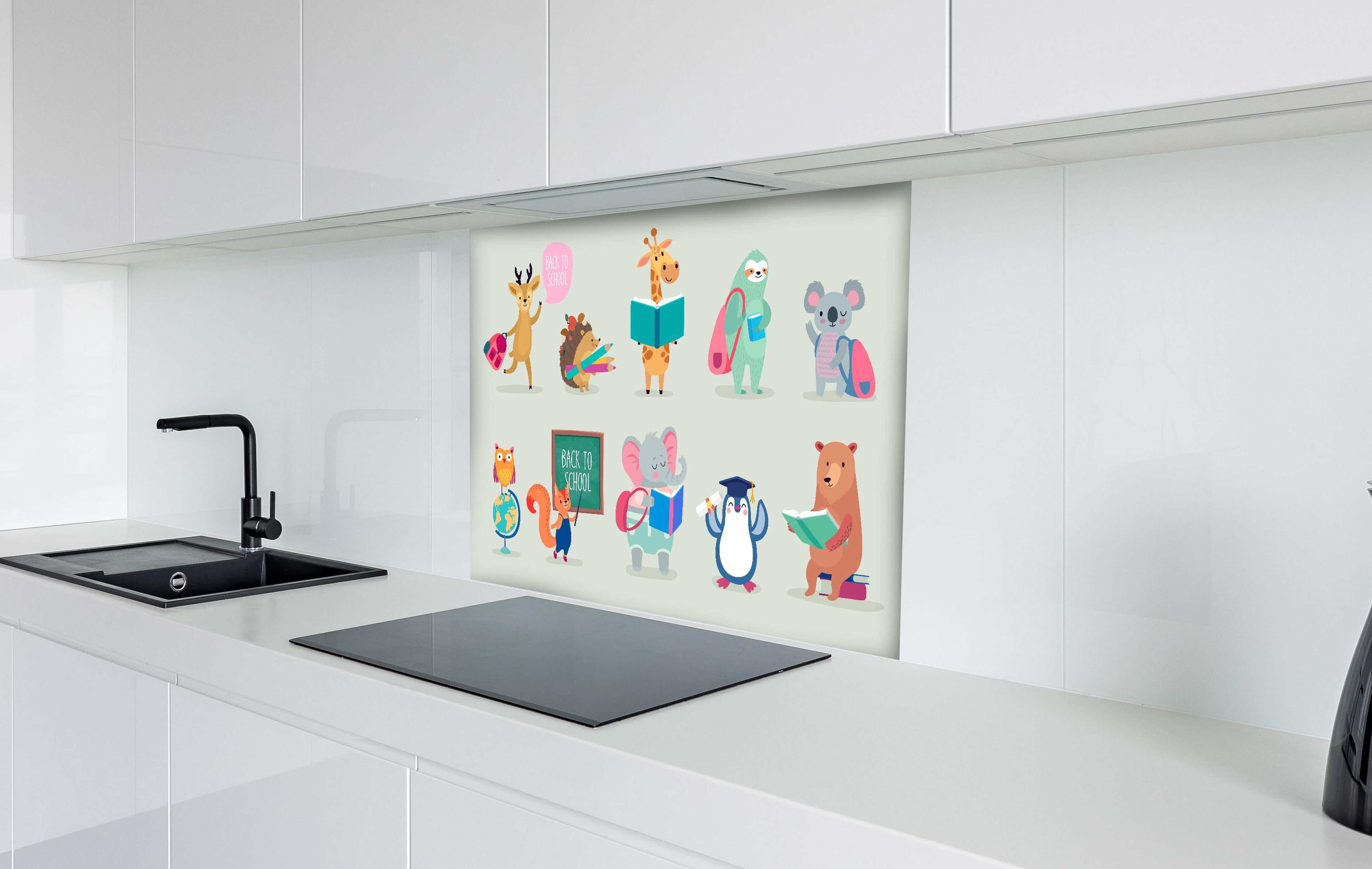 Spritzschutz - Back to School Tierfreunde Illustrationen hinter einem Cerankochfeld zwischen Holz-Kochutensilien
