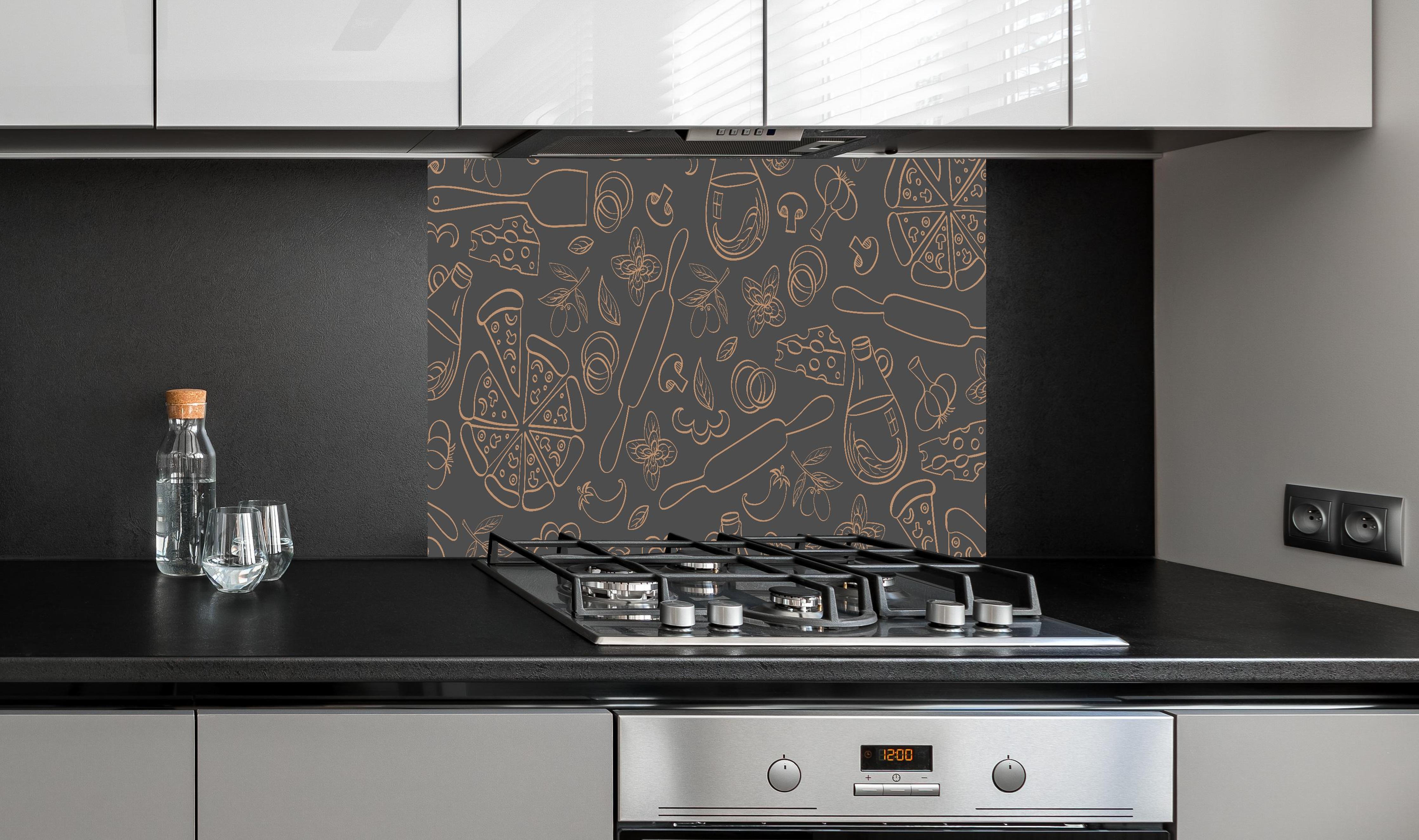 Spritzschutz - Backen & Kochen hinter einem Cerankochfeld zwischen Holz-Kochutensilien