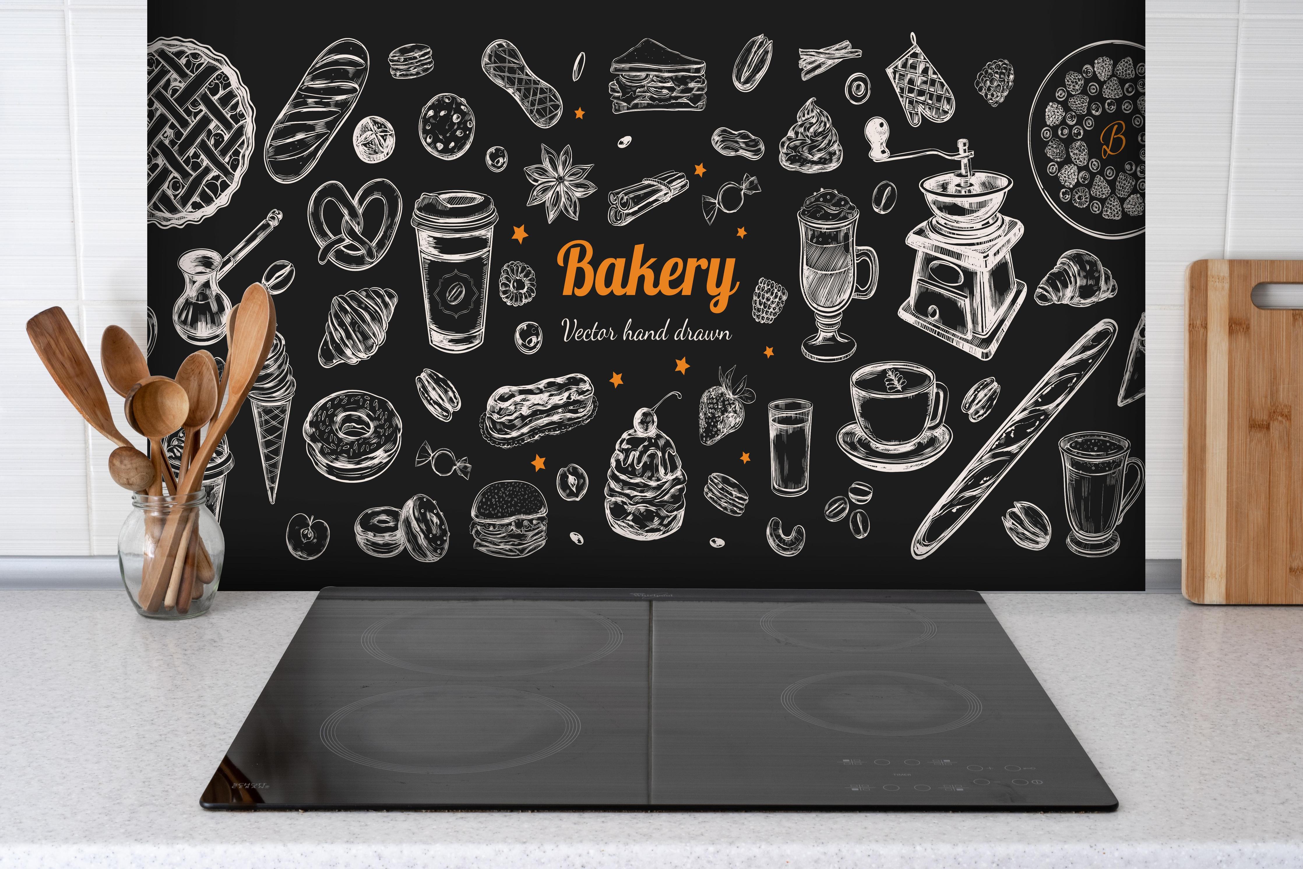 Spritzschutz - Bäckerei hinter einem Cerankochfeld zwischen Holz-Kochutensilien