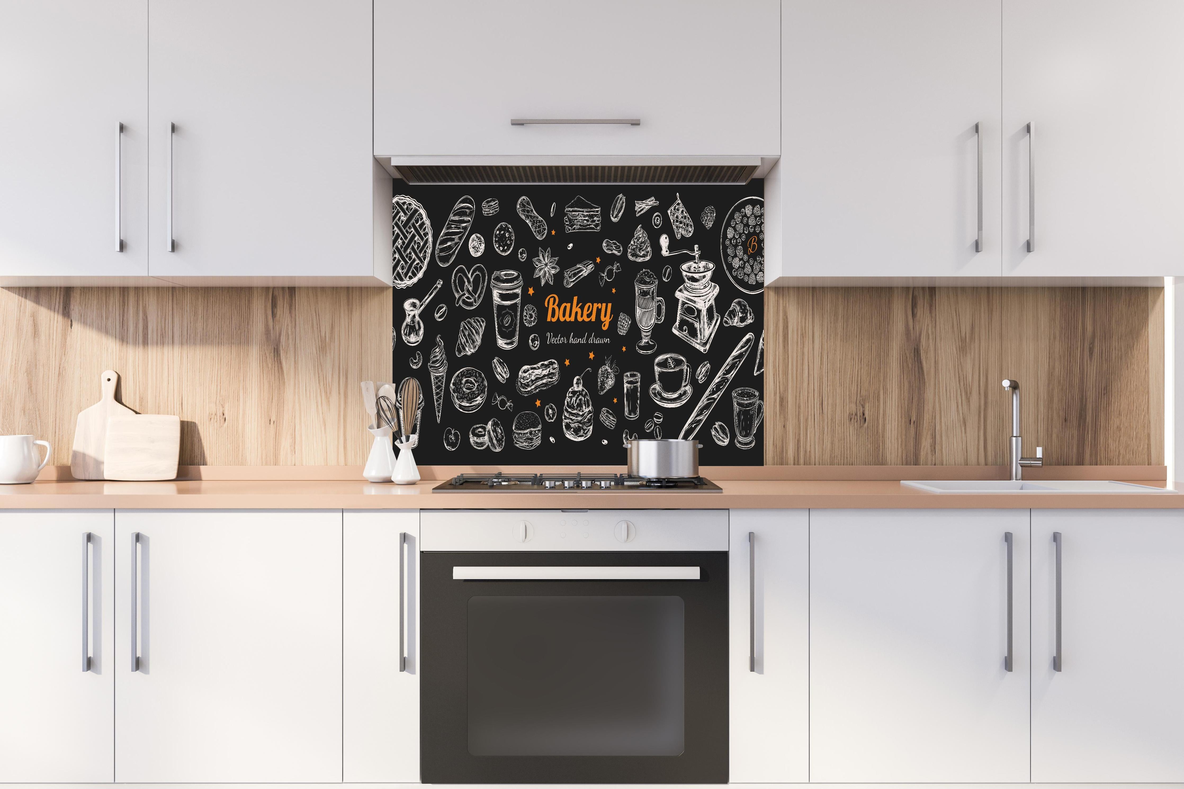 Spritzschutz - Bäckerei hinter einem Cerankochfeld zwischen Holz-Kochutensilien