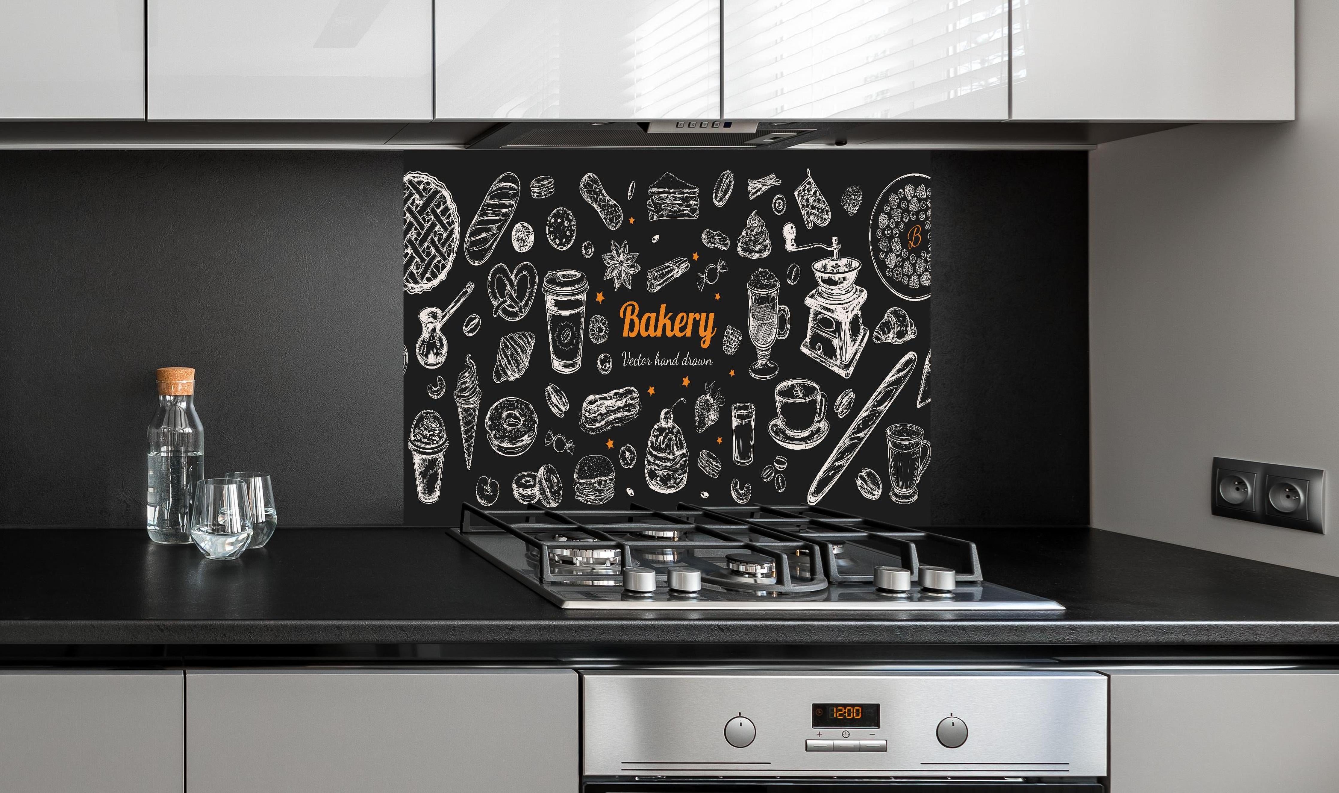 Spritzschutz - Bäckerei hinter einem Cerankochfeld zwischen Holz-Kochutensilien