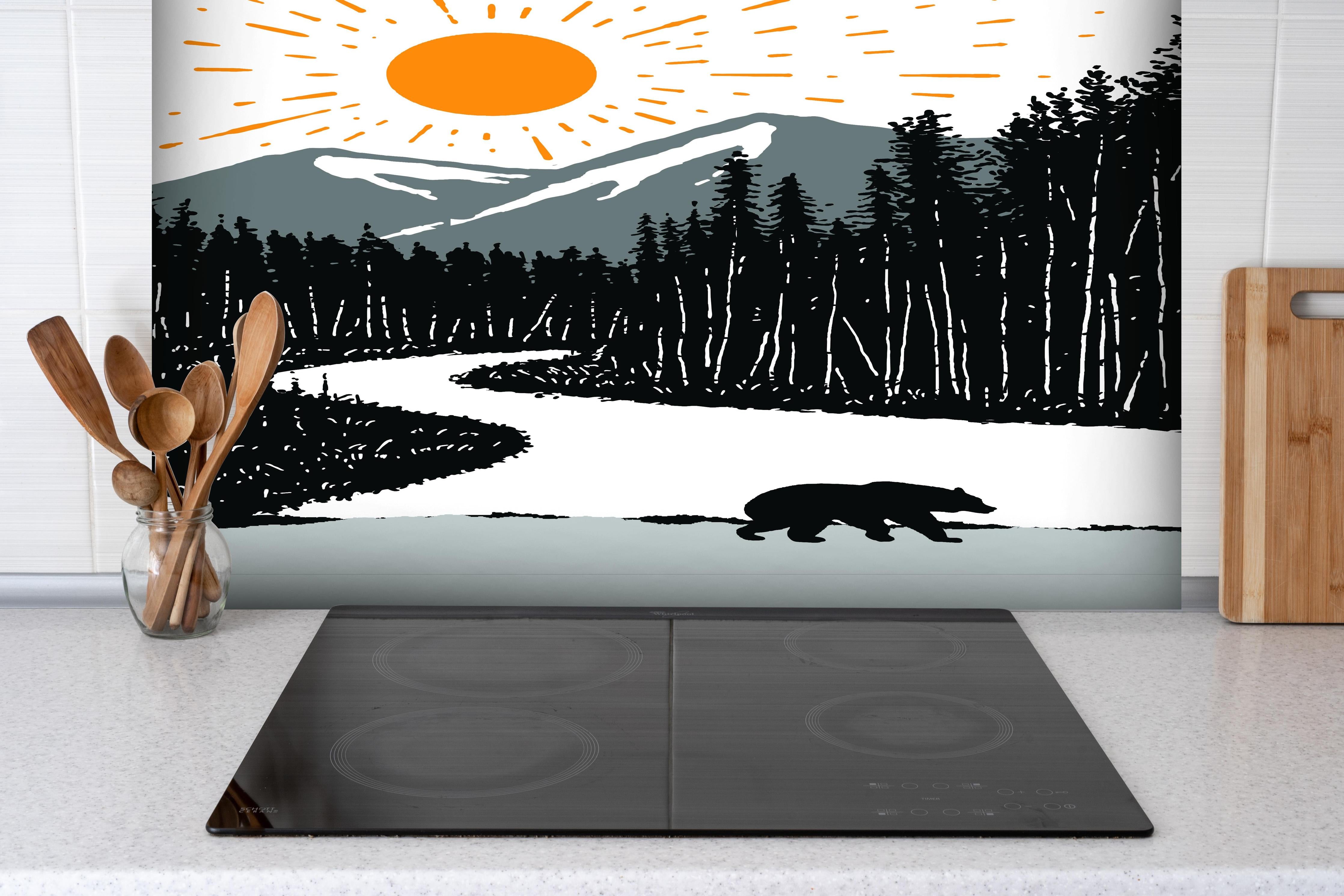 Spritzschutz - Bär auf einem Waldweg hinter einem Cerankochfeld zwischen Holz-Kochutensilien