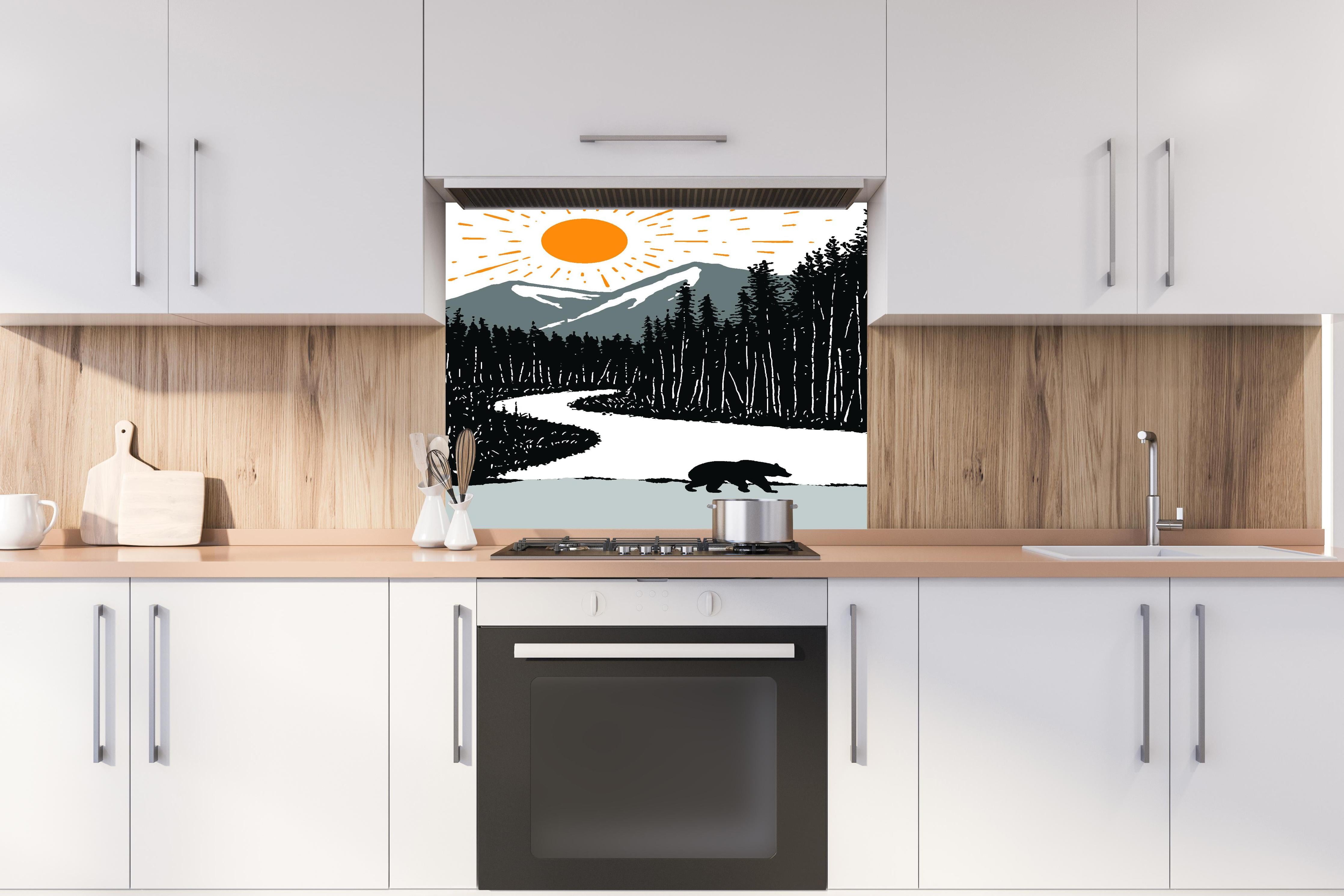 Spritzschutz - Bär auf einem Waldweg hinter einem Cerankochfeld zwischen Holz-Kochutensilien