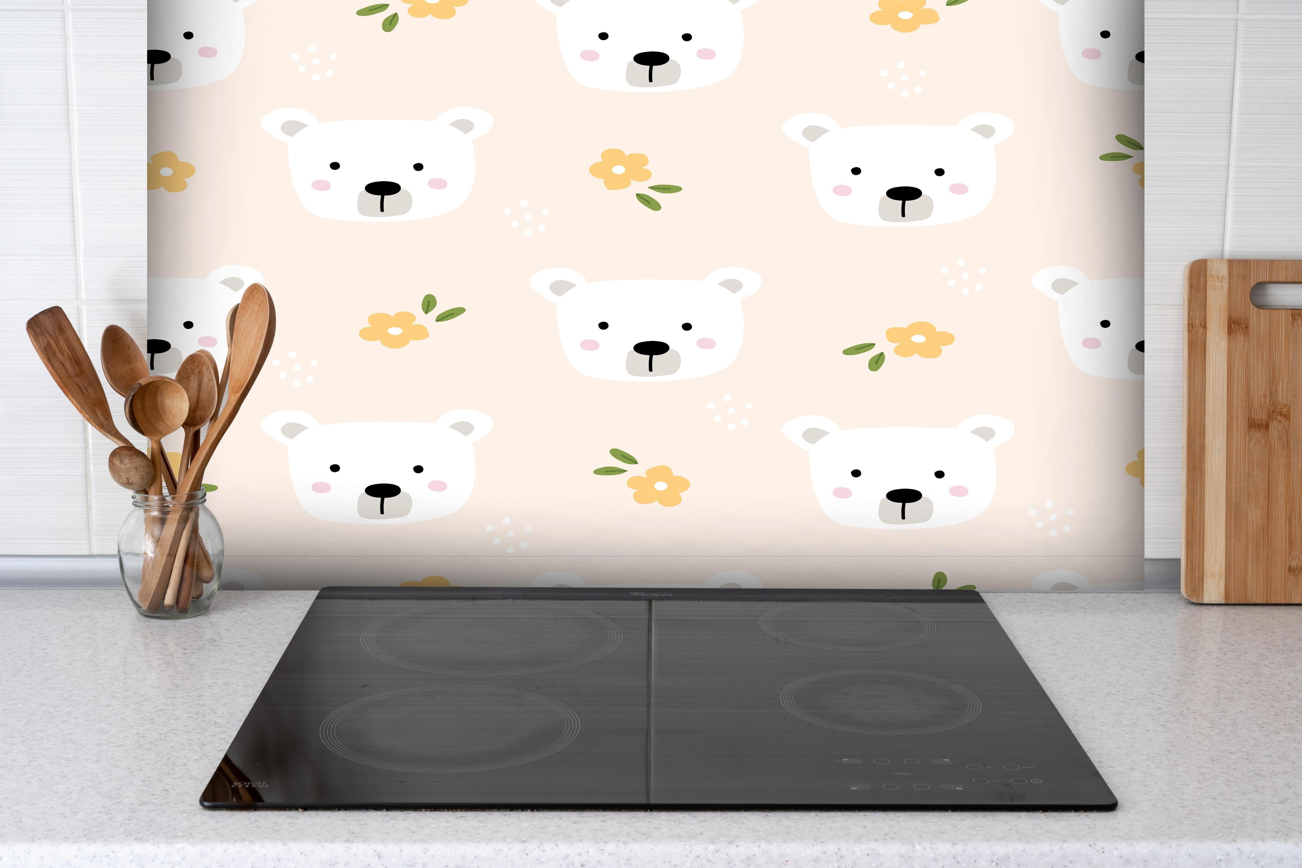 Spritzschutz - Bärchen & Blumen Kinderzimmer Tapete Pastell hinter einem Cerankochfeld zwischen Holz-Kochutensilien