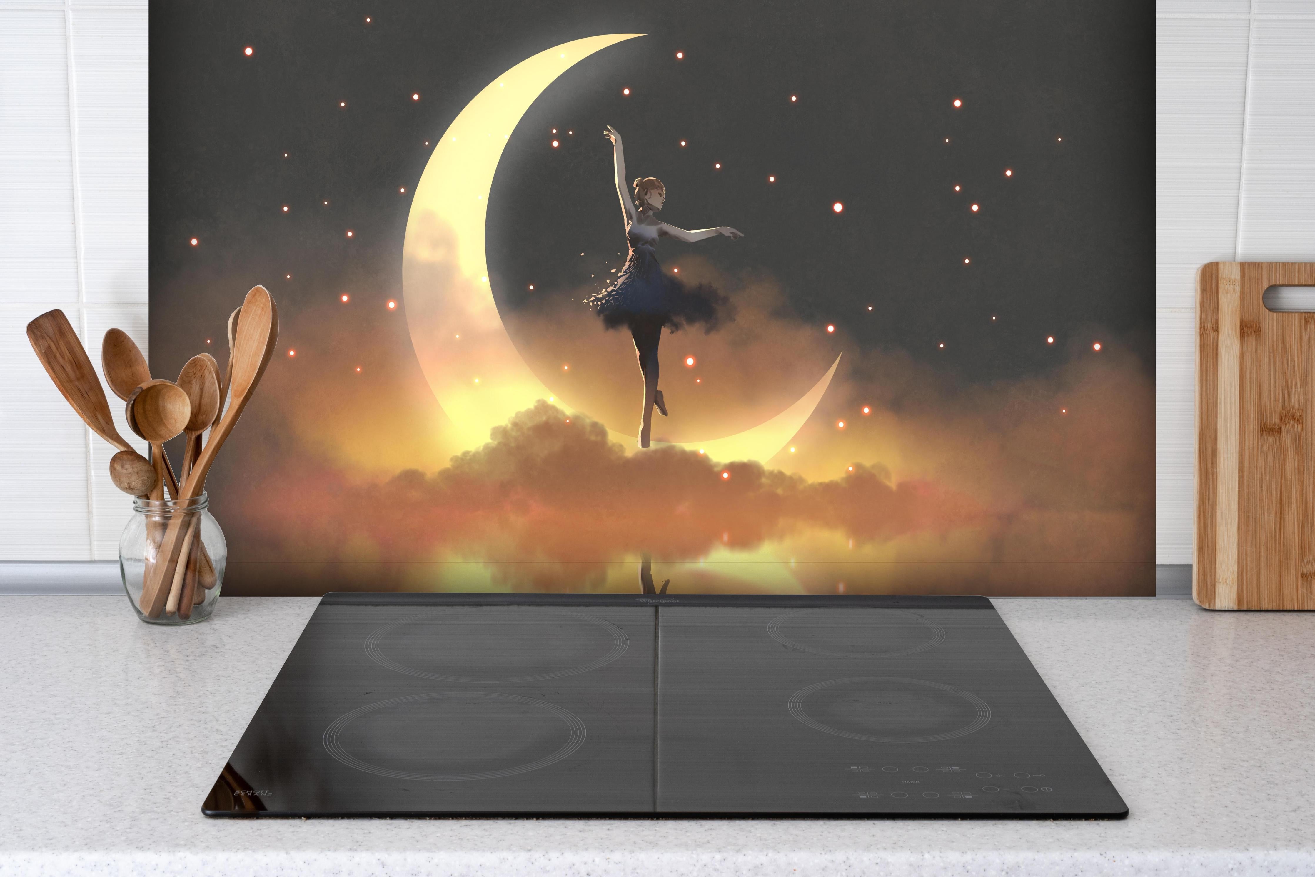 Spritzschutz - Ballerina tanzt auf schwebendem Halbmond hinter einem Cerankochfeld zwischen Holz-Kochutensilien