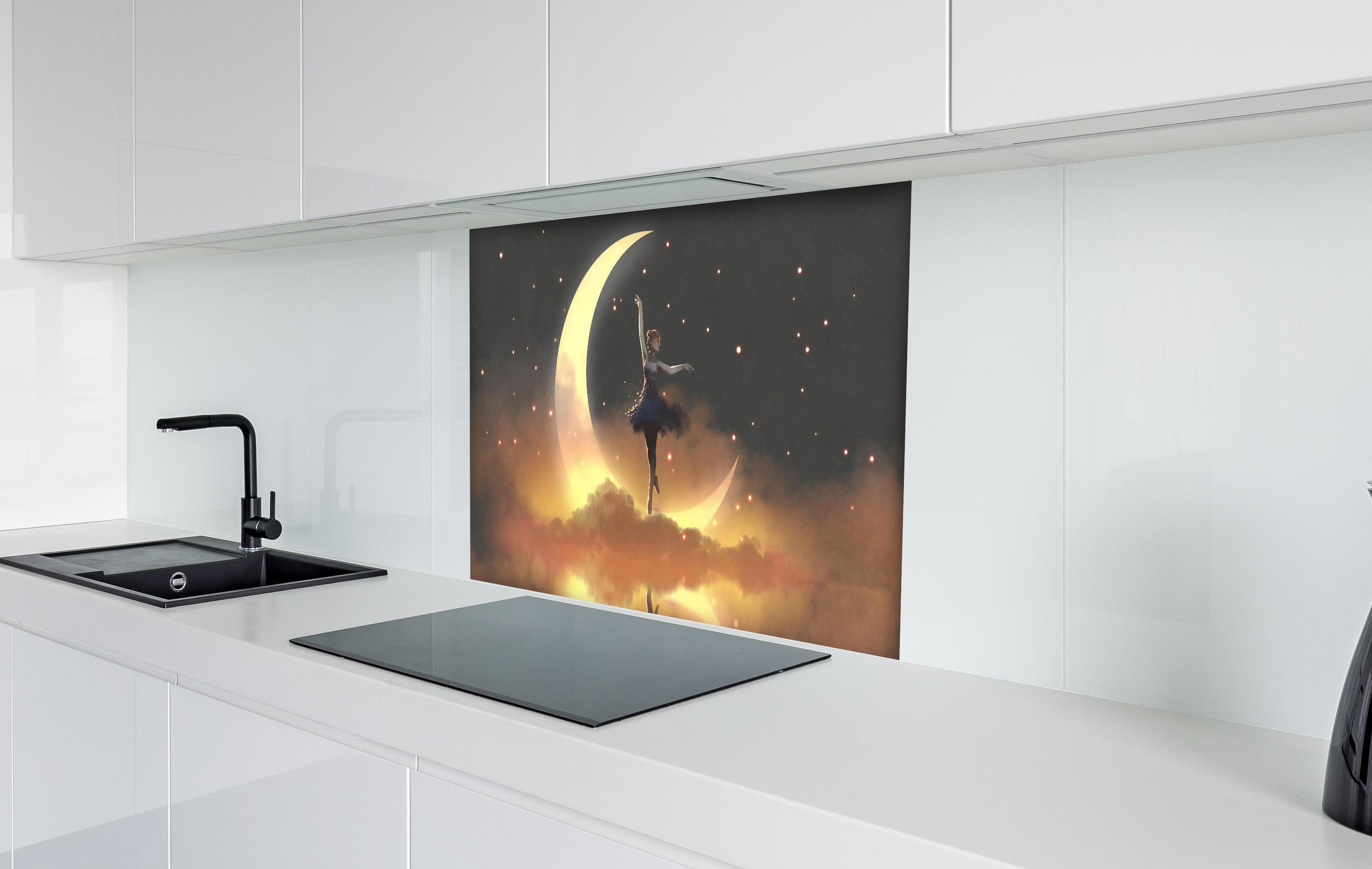 Spritzschutz - Ballerina tanzt auf schwebendem Halbmond hinter einem Cerankochfeld zwischen Holz-Kochutensilien