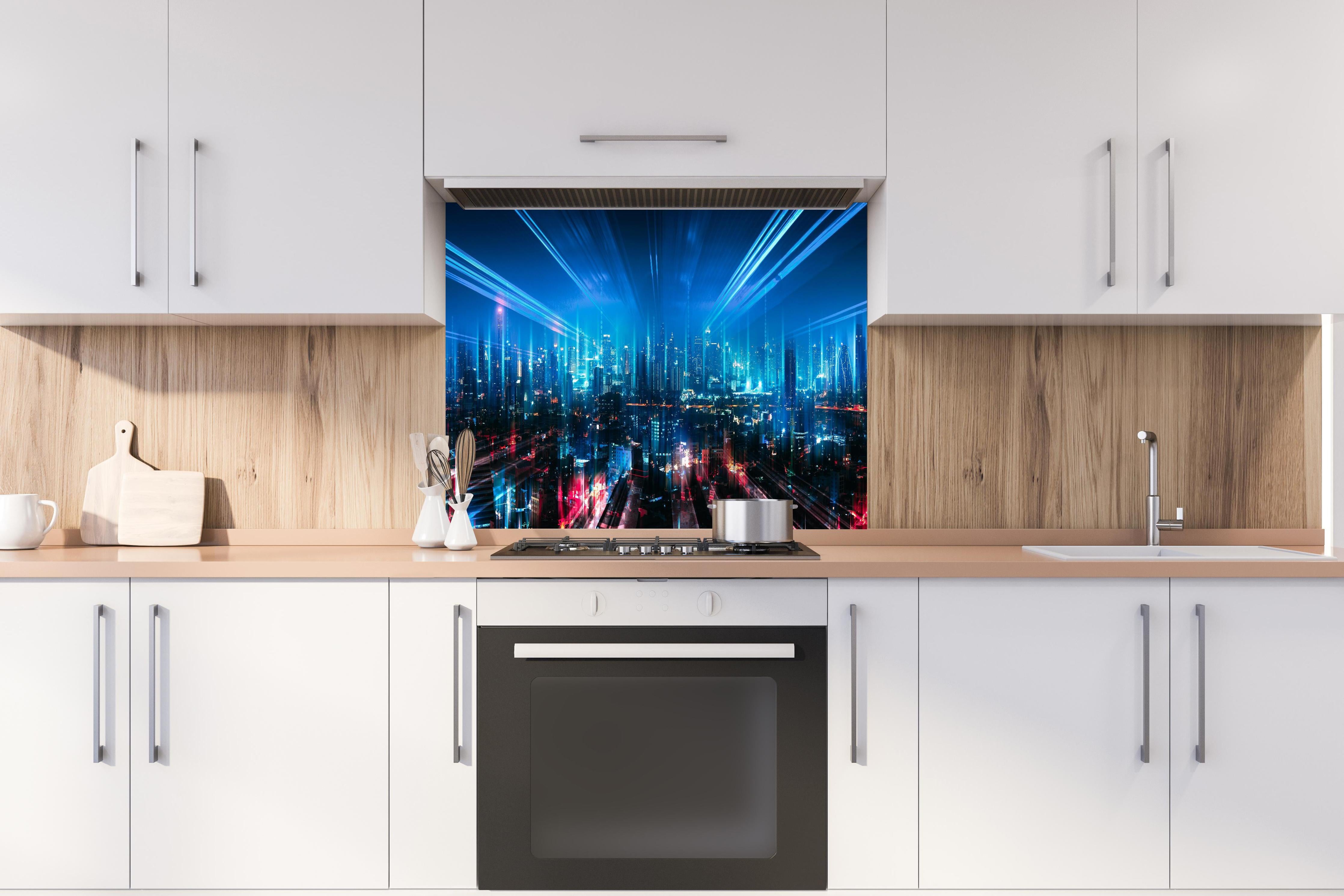 Spritzschutz - Bangkok bei Nacht - Thailand hinter einem Cerankochfeld zwischen Holz-Kochutensilien