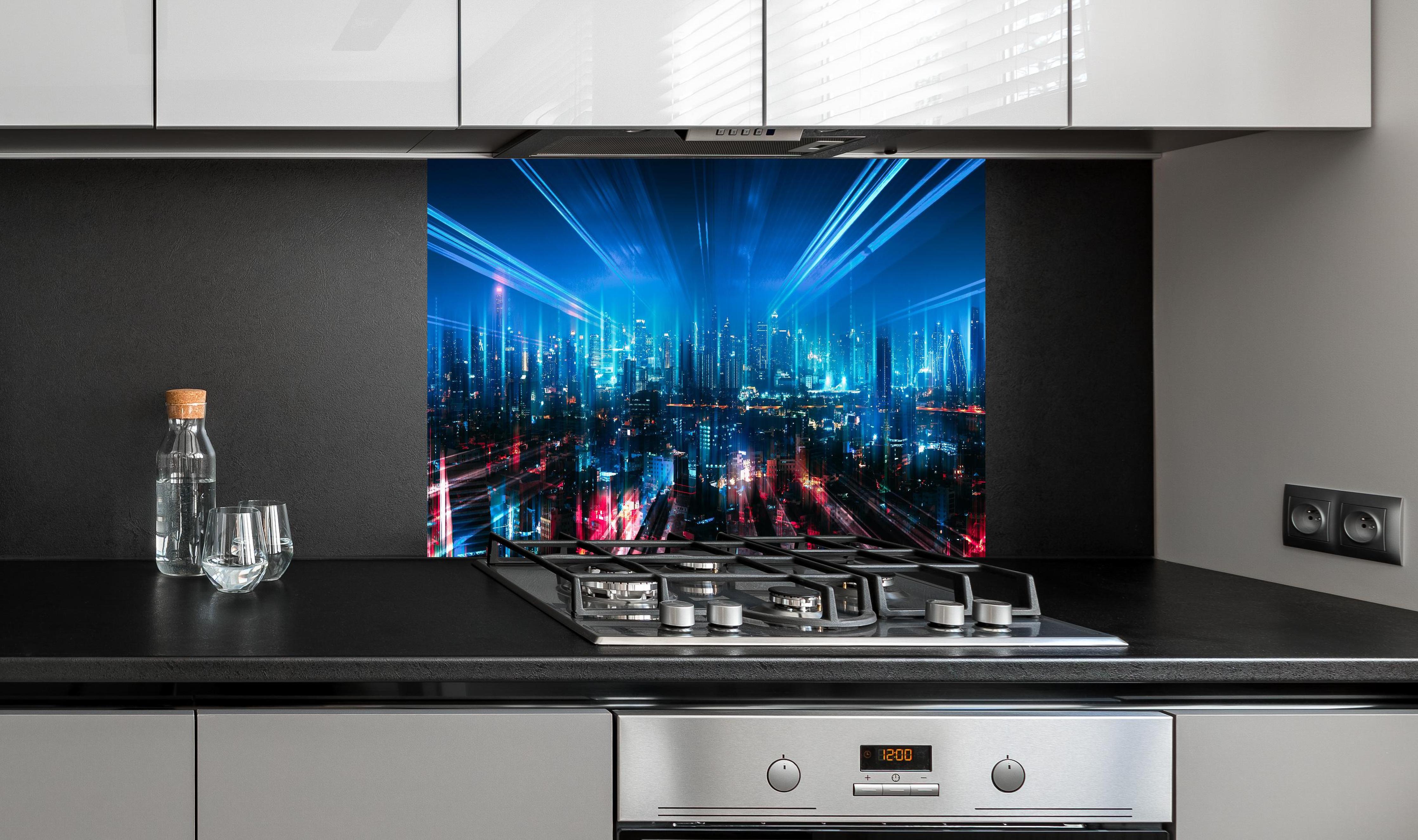 Spritzschutz - Bangkok bei Nacht - Thailand hinter einem Cerankochfeld zwischen Holz-Kochutensilien