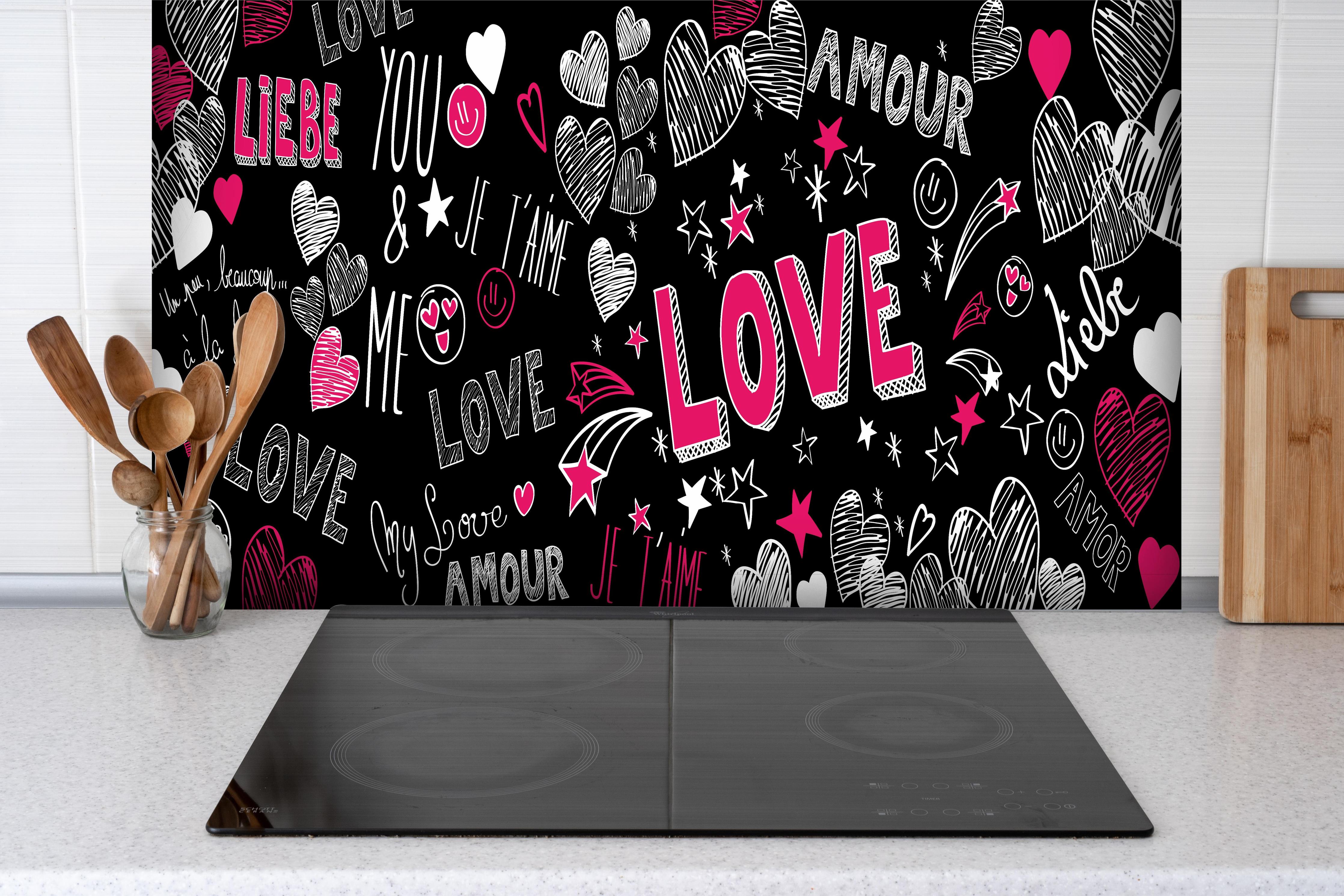 Spritzschutz - Banner Liebe Schriftzüge Herzen Motiv Bunt hinter einem Cerankochfeld zwischen Holz-Kochutensilien